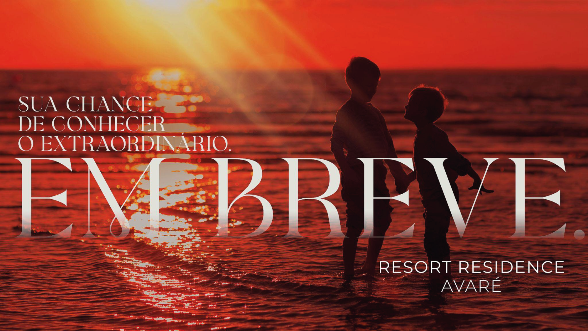 Duas crianças estão em pé na água com as palavras embreve resort residence acima delas