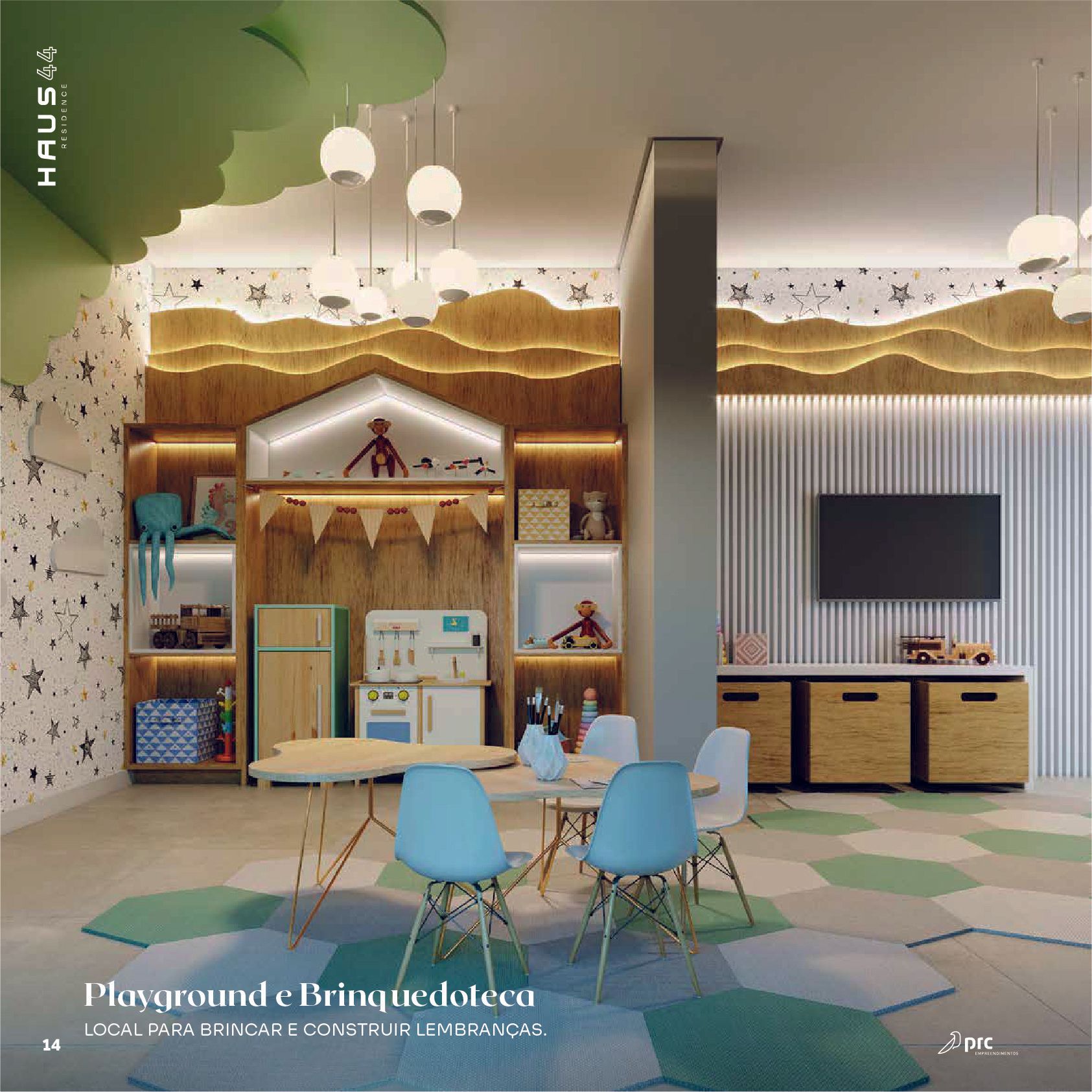 Uma sala de jogos infantil colorida com uma cozinha de brinquedo, brinquedos e uma mesa com cadeiras azuis. A sala tem uma árvore excêntrica e decoração em forma de nuvem.
