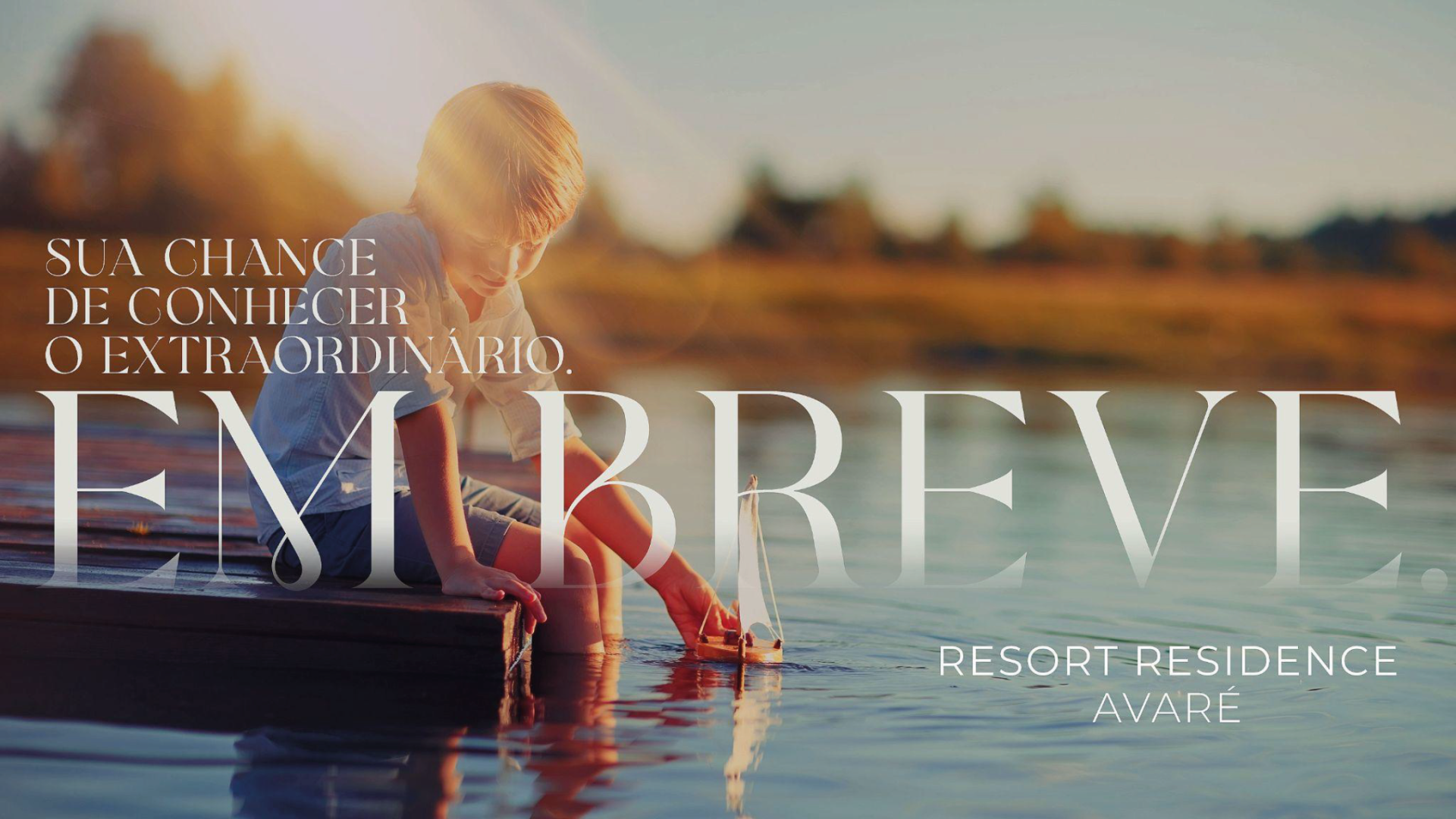 Uma criança está brincando na água em um cais.