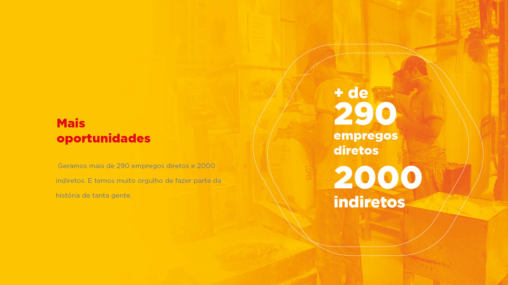 Algumas pessoas em pé, uma ao lado da outra, em um fundo amarelo.