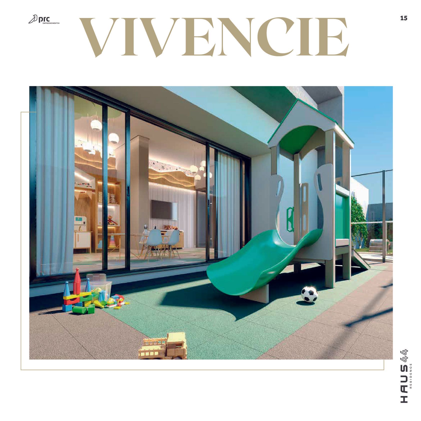 Playground com escorregador verde ao lado de um prédio com grandes portas de vidro. Brinquedos espalhados pelo chão.