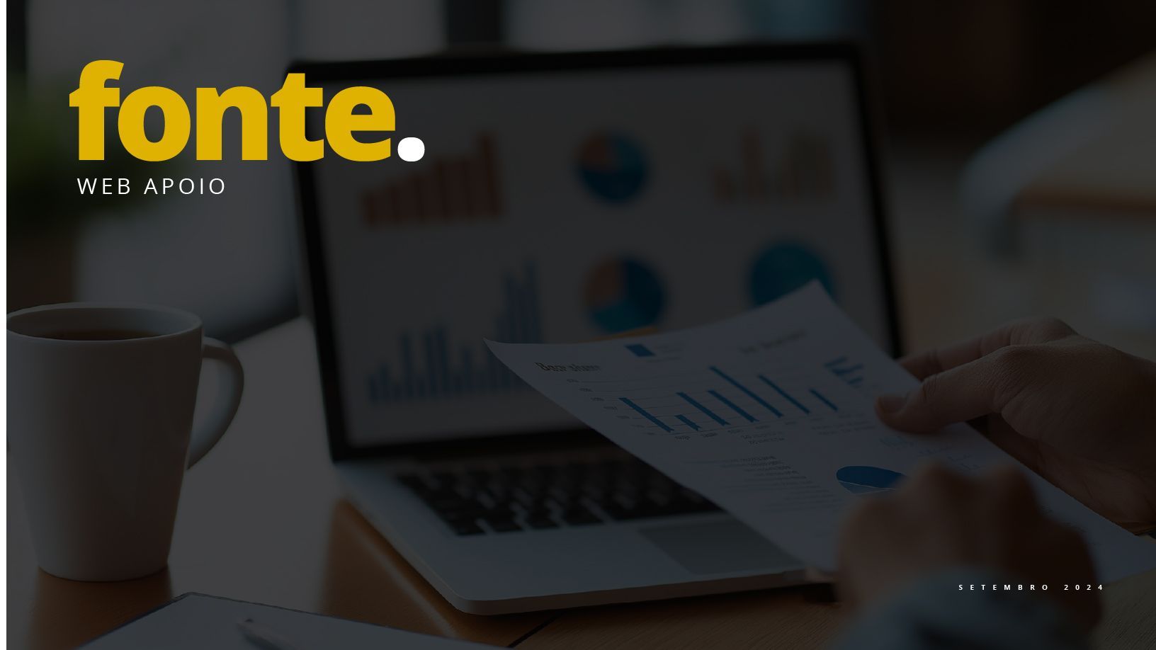 Uma pessoa segurando um pedaço de papel em frente a um laptop que diz fonte