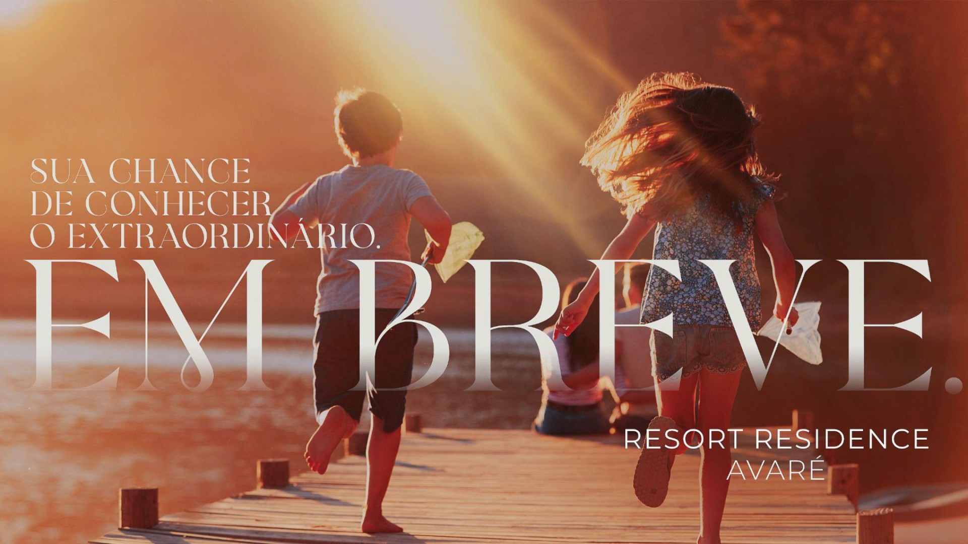 Um homem e uma mulher estão correndo em um píer.