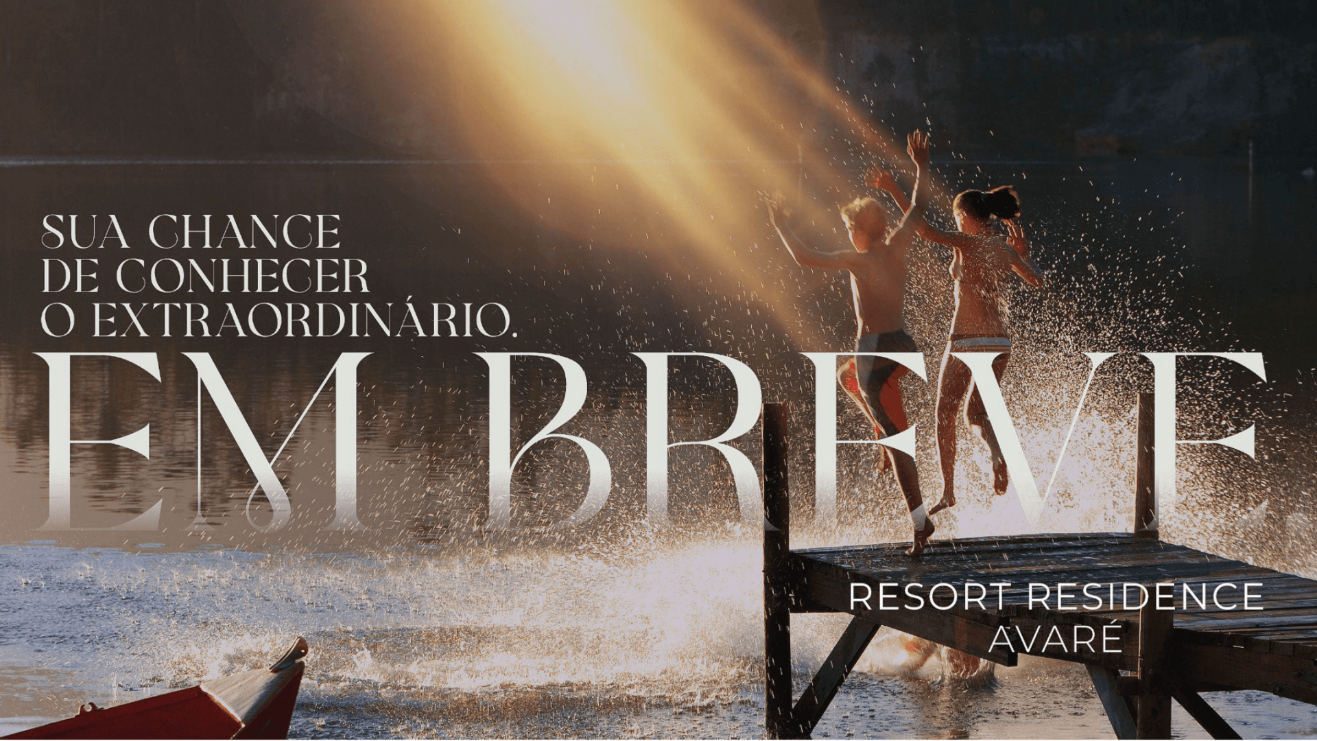 Algumas pessoas em pé no topo de uma plataforma de madeira na água.