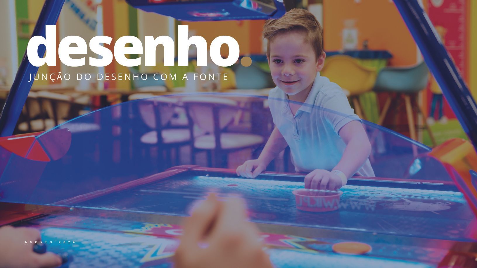 Um menino jogando hóquei de ar, sorrindo e concentrado em um fliperama bem iluminado. A palavra