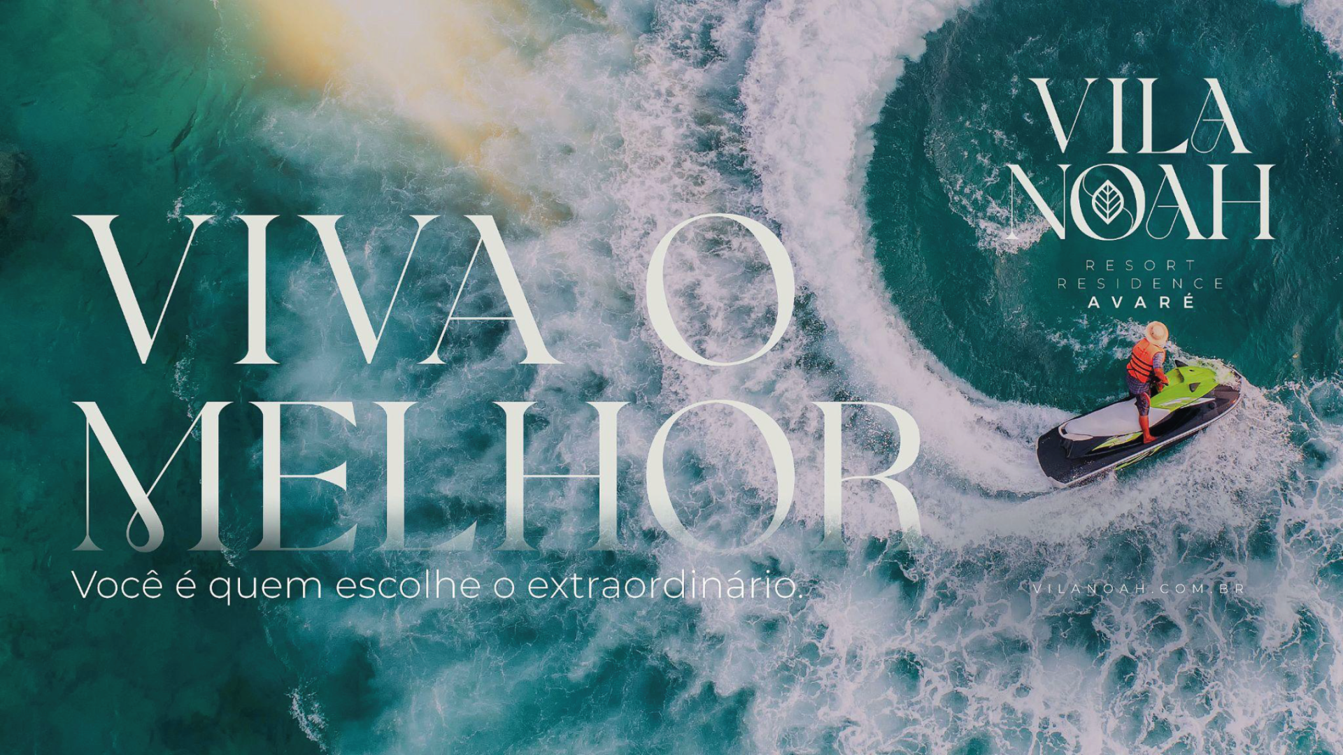 Um homem está andando de jet ski no oceano.