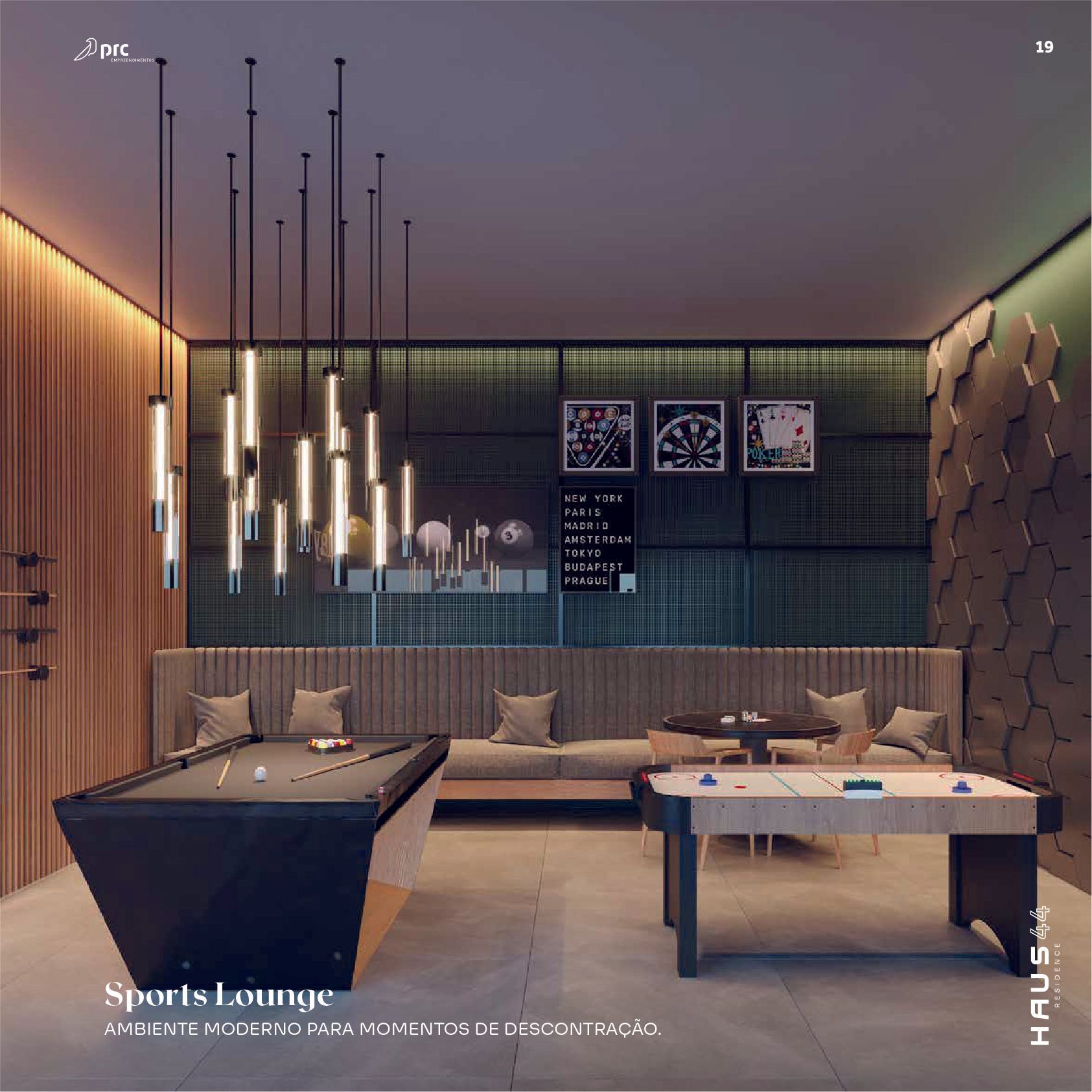 Um lounge esportivo com mesa de sinuca, pebolim e cadeiras. O ambiente possui painéis de madeira e iluminação moderna, além de quadros com temática esportiva.