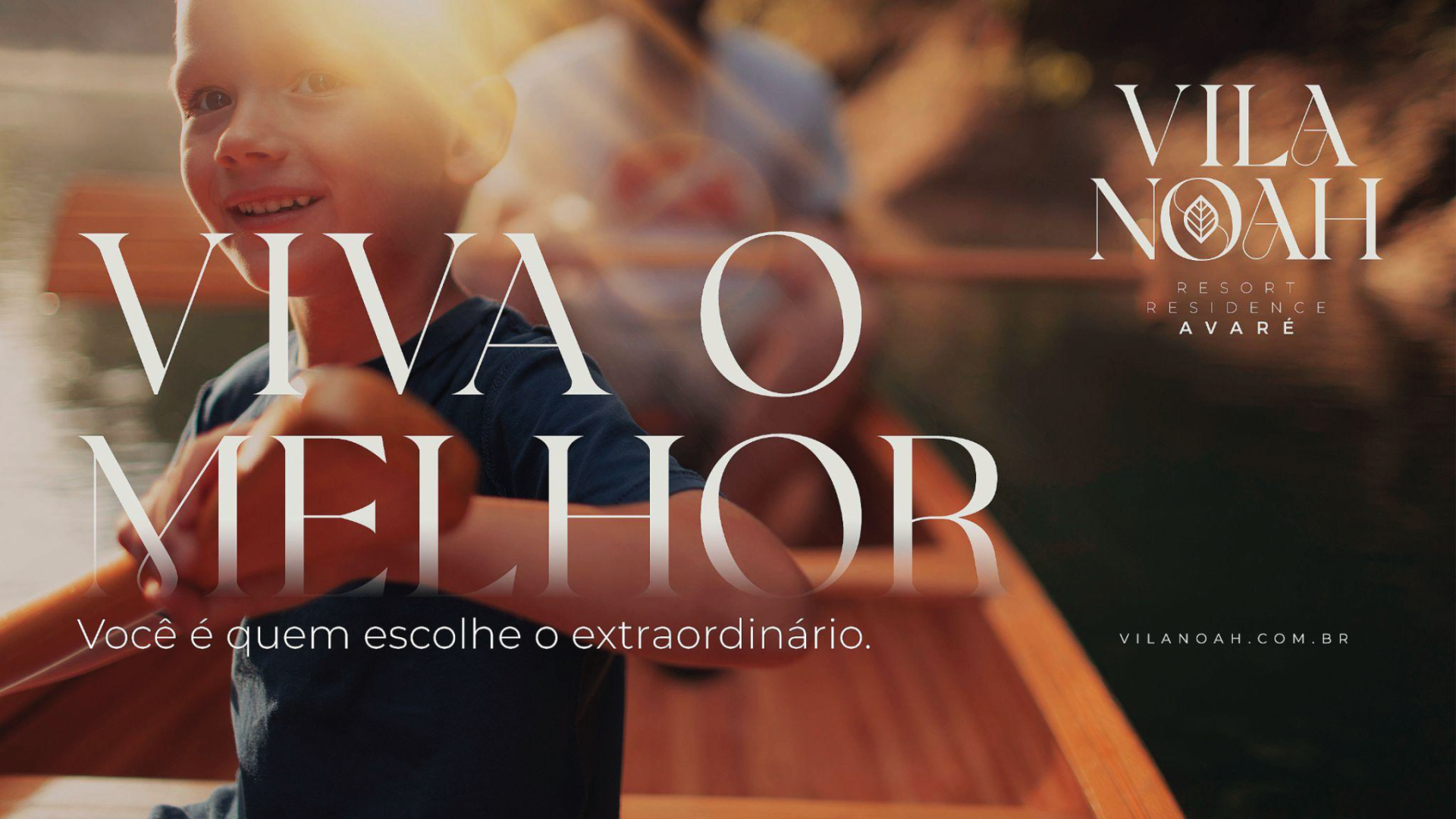 Uma criança está sentada em um barco com as palavras viva o melhor escritas nele