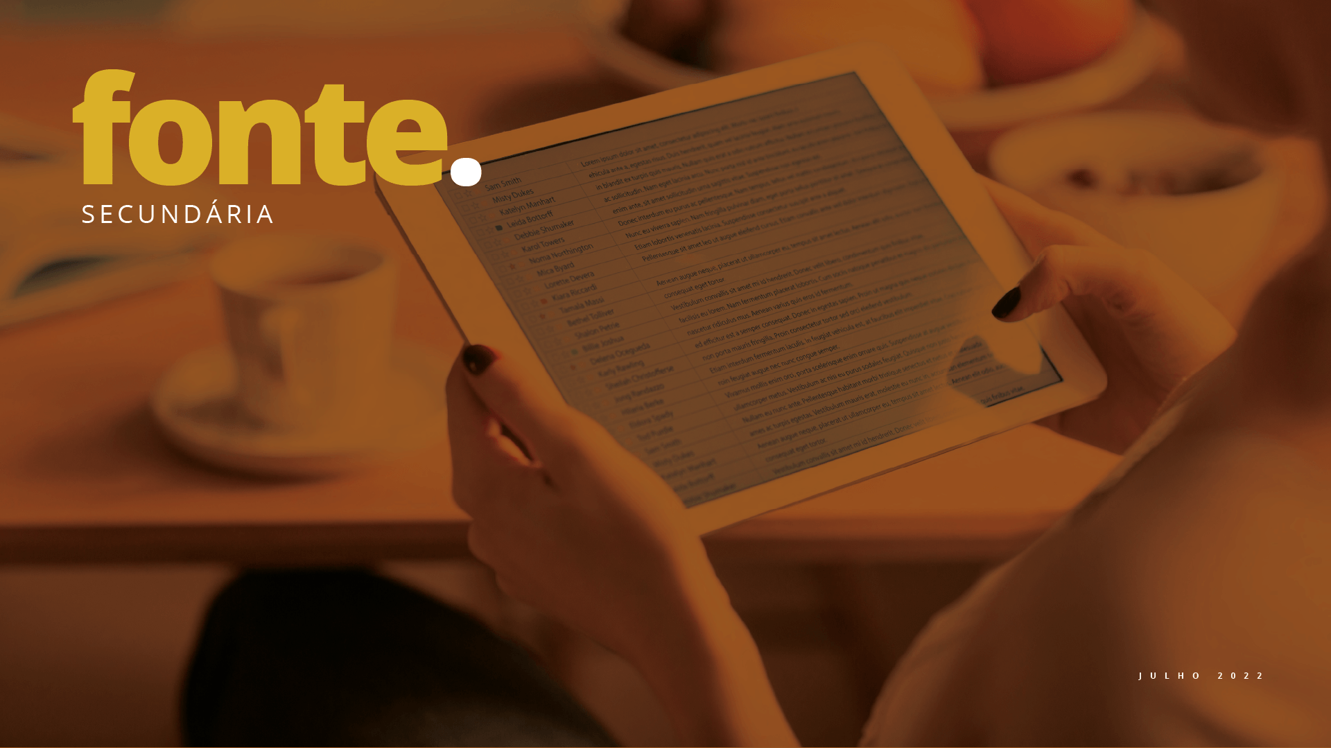 Uma pessoa está segurando um tablet em frente a uma revista Fonte