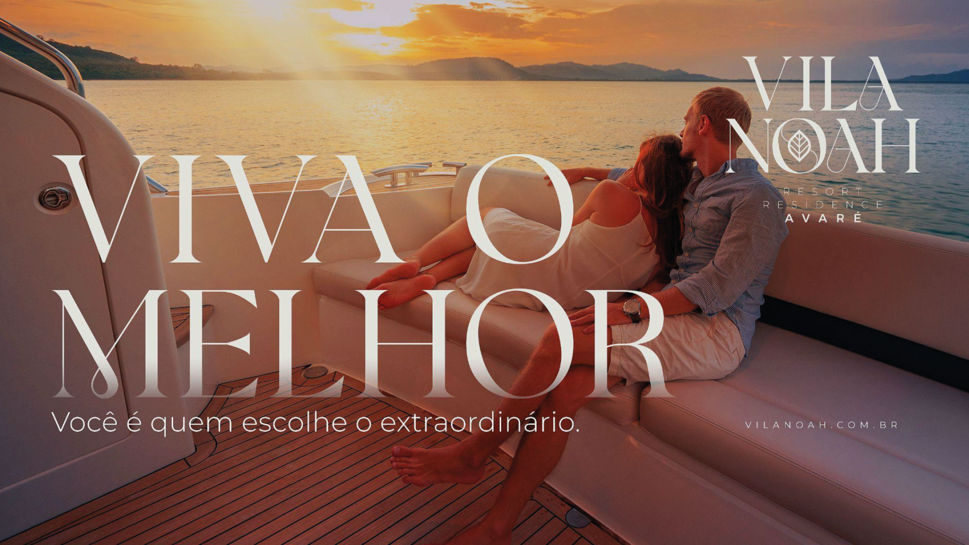 Um homem e uma mulher estão sentados em um barco no oceano.