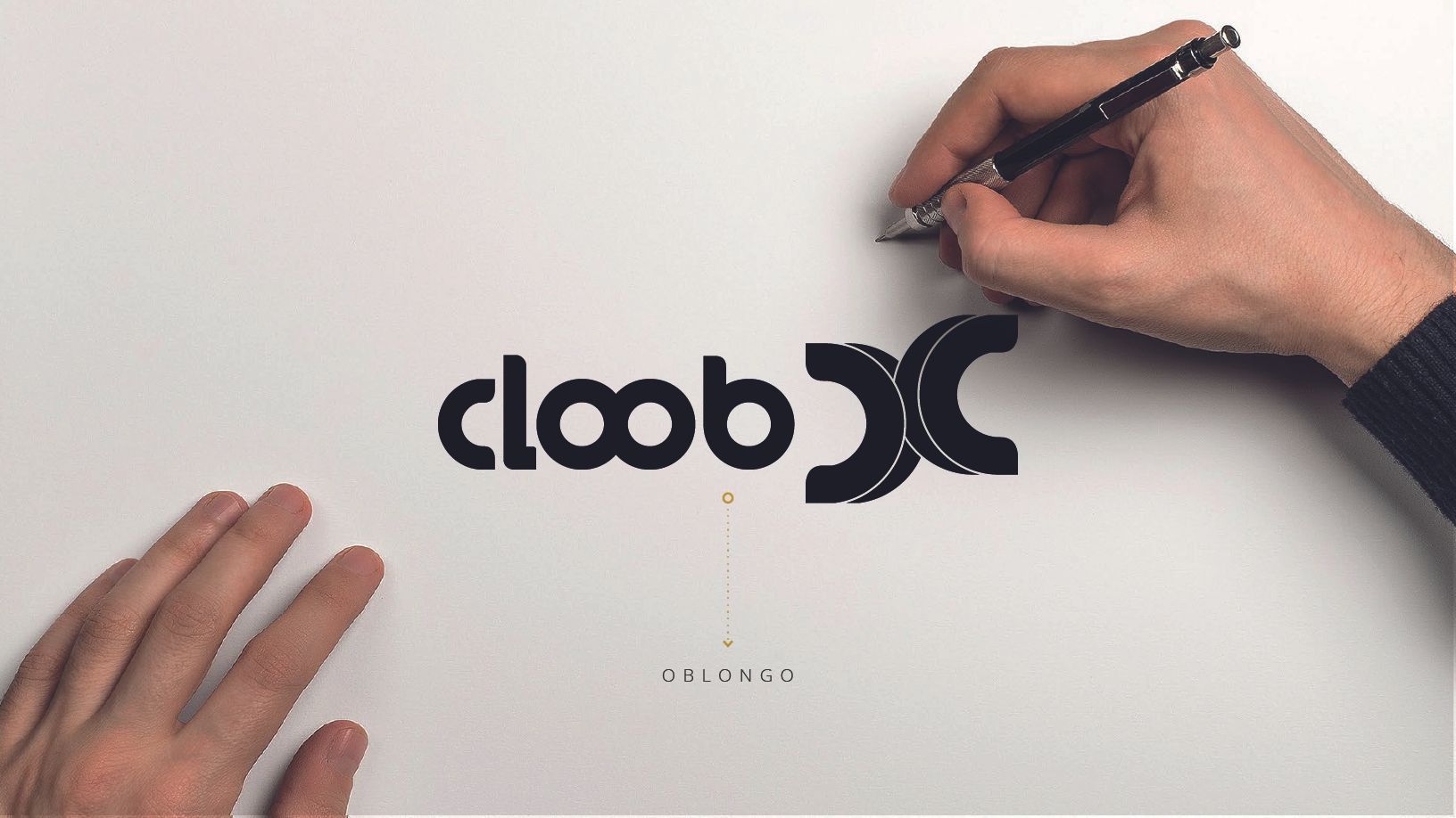 Uma mão com uma caneta desenha o logotipo preto