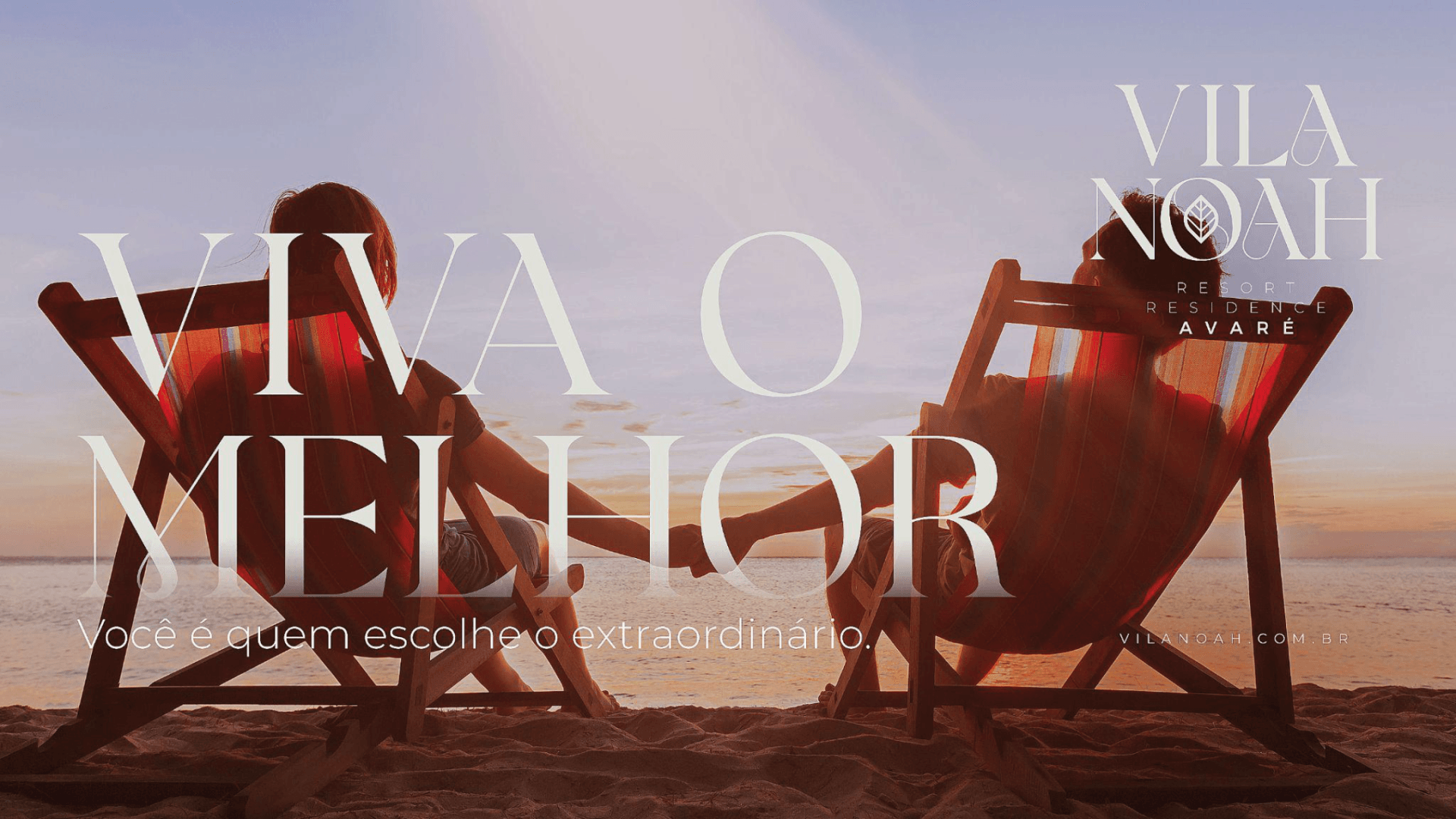 Um homem e uma mulher estão sentados em cadeiras na praia.