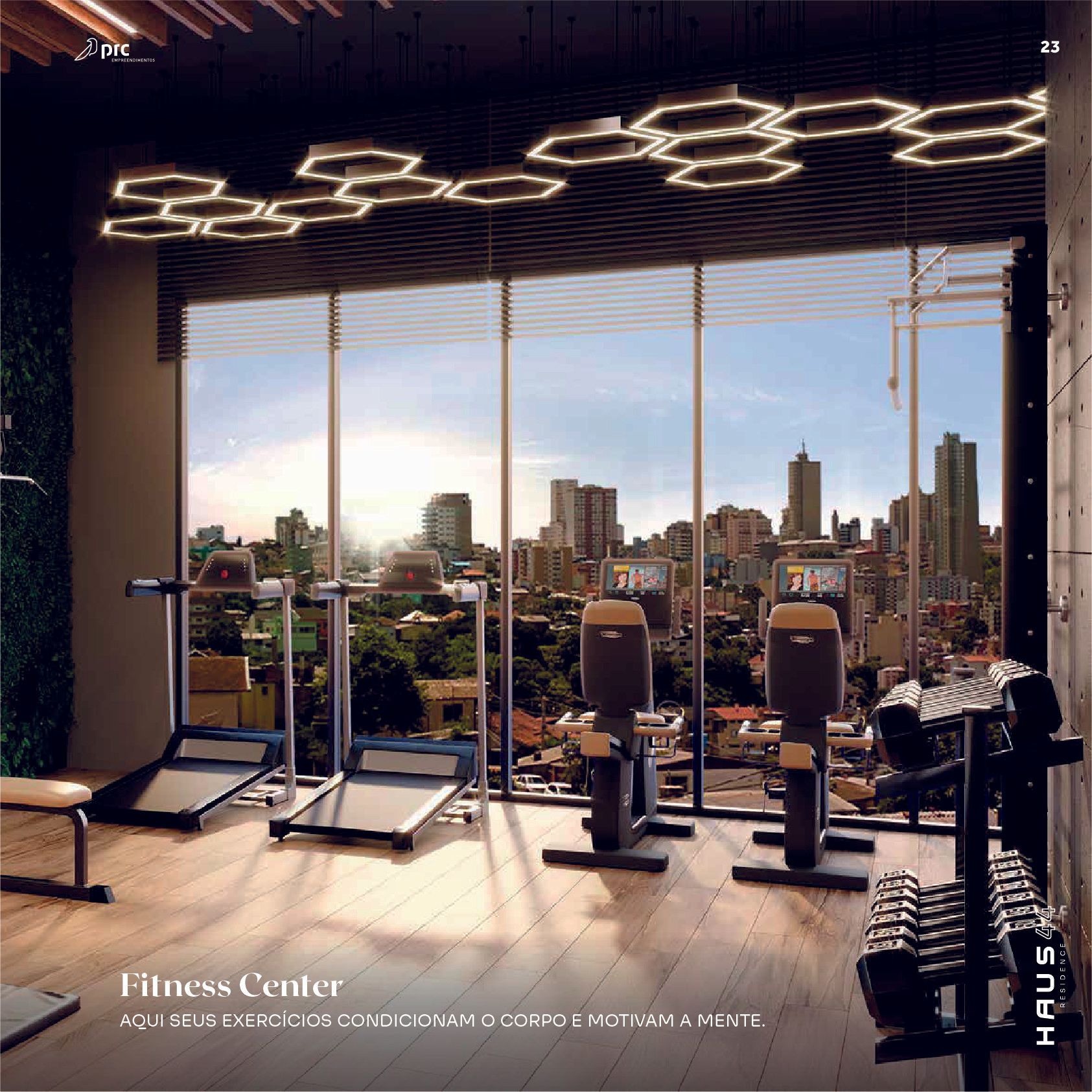 Academia com vista para a cidade. Os equipamentos incluem esteiras, aparelhos de musculação e halteres. Janelas amplas, iluminação moderna e um céu repleto de luz.