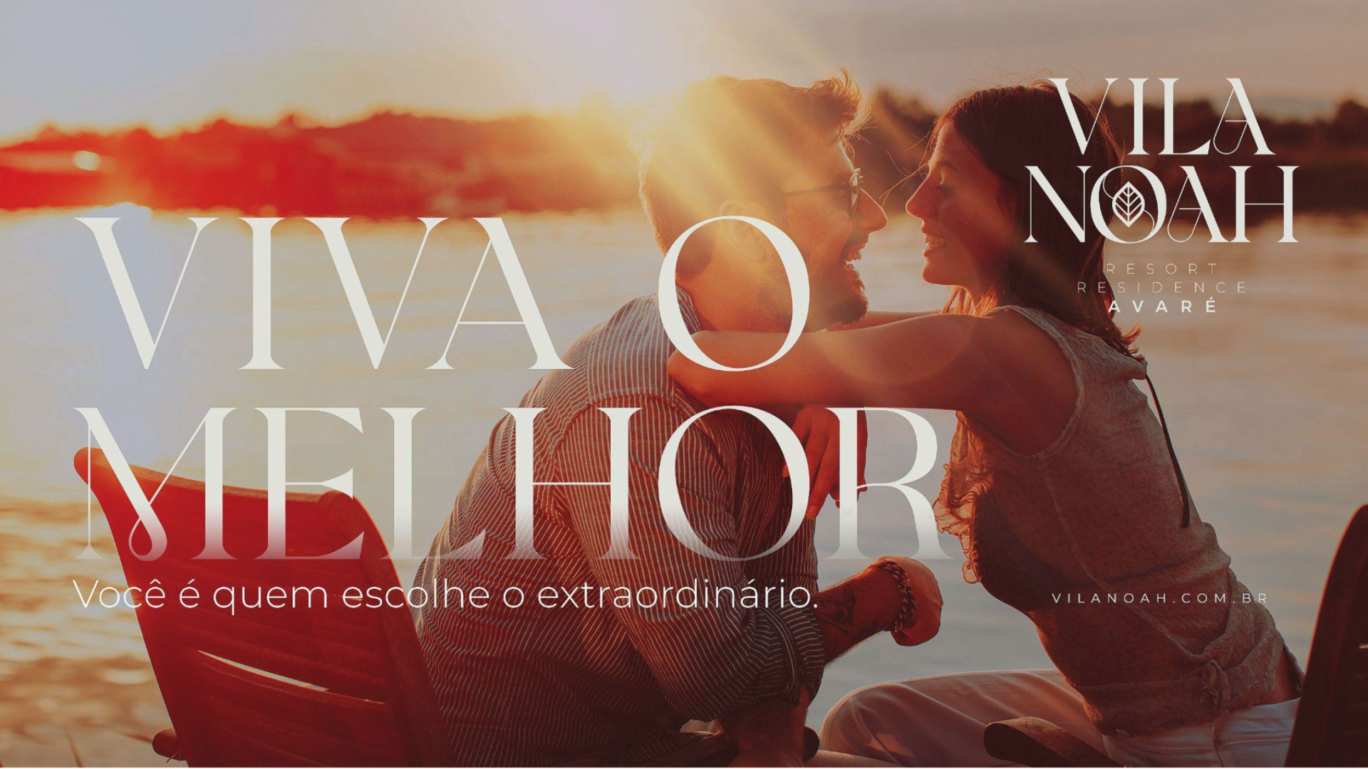 Um homem e uma mulher estão sentados um ao lado do outro na praia.