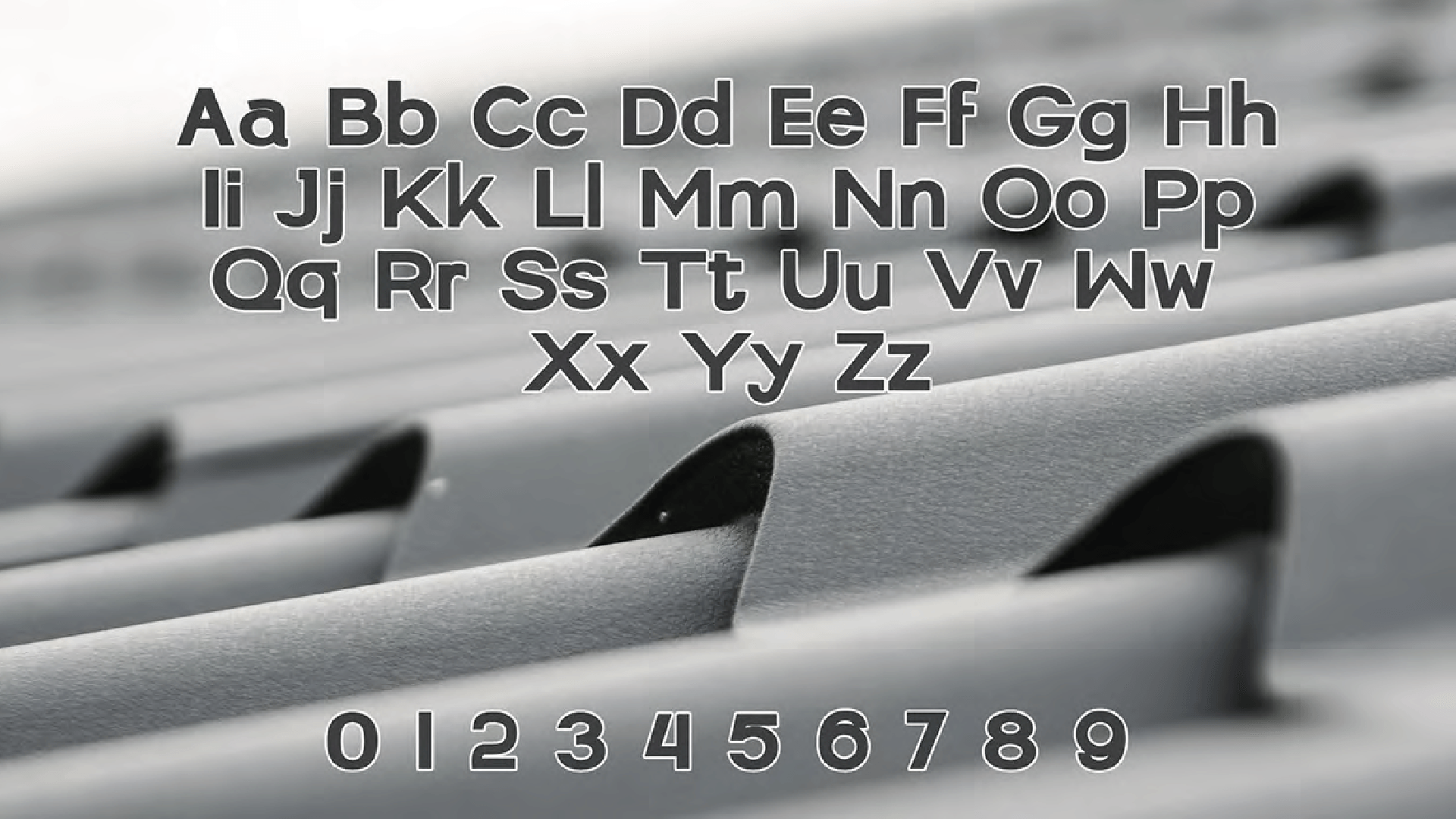 Uma foto em preto e branco do alfabeto e dos números