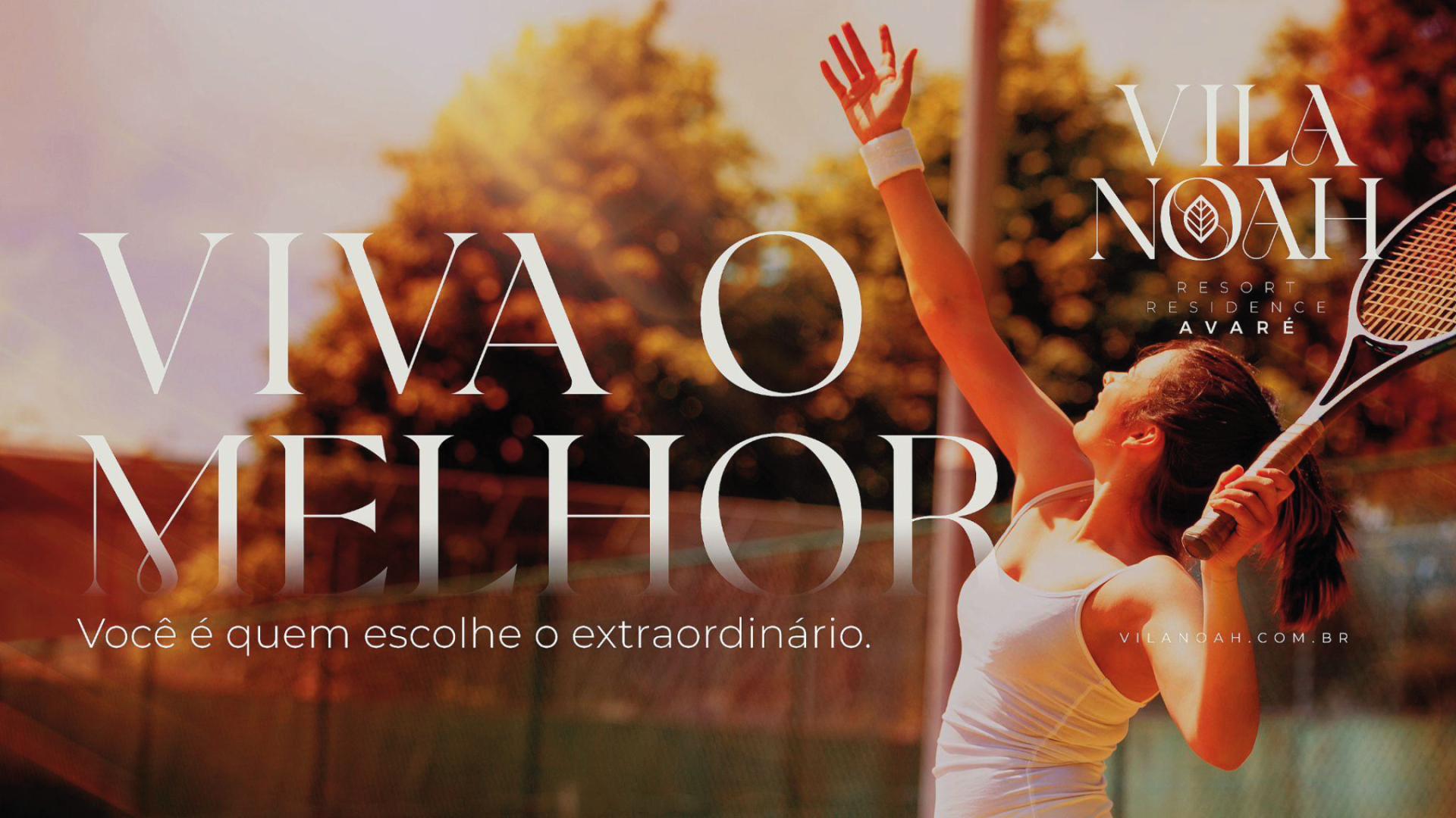 Uma mulher segurando uma raquete de tênis com as palavras viva o melhor ao fundo