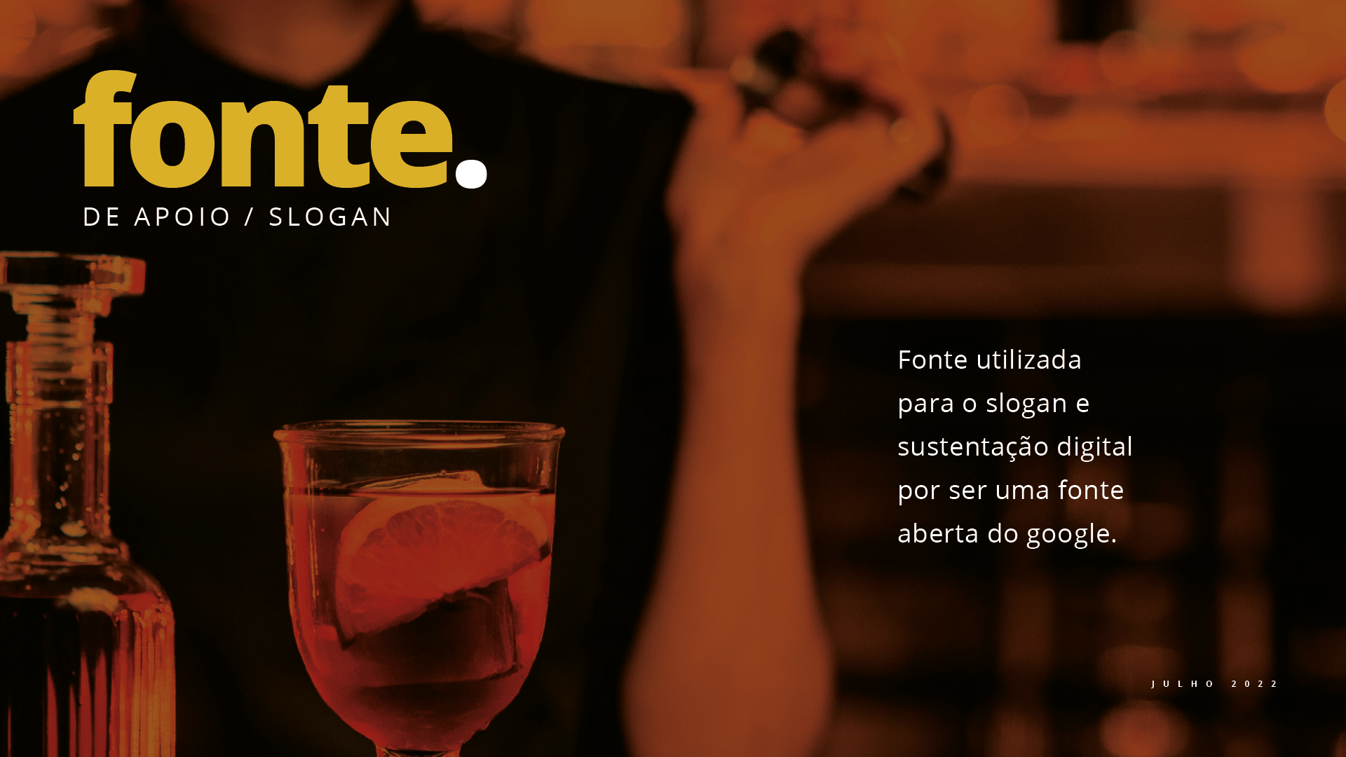 Um homem está despejando uma bebida em um copo com a palavra fonte escrita nele