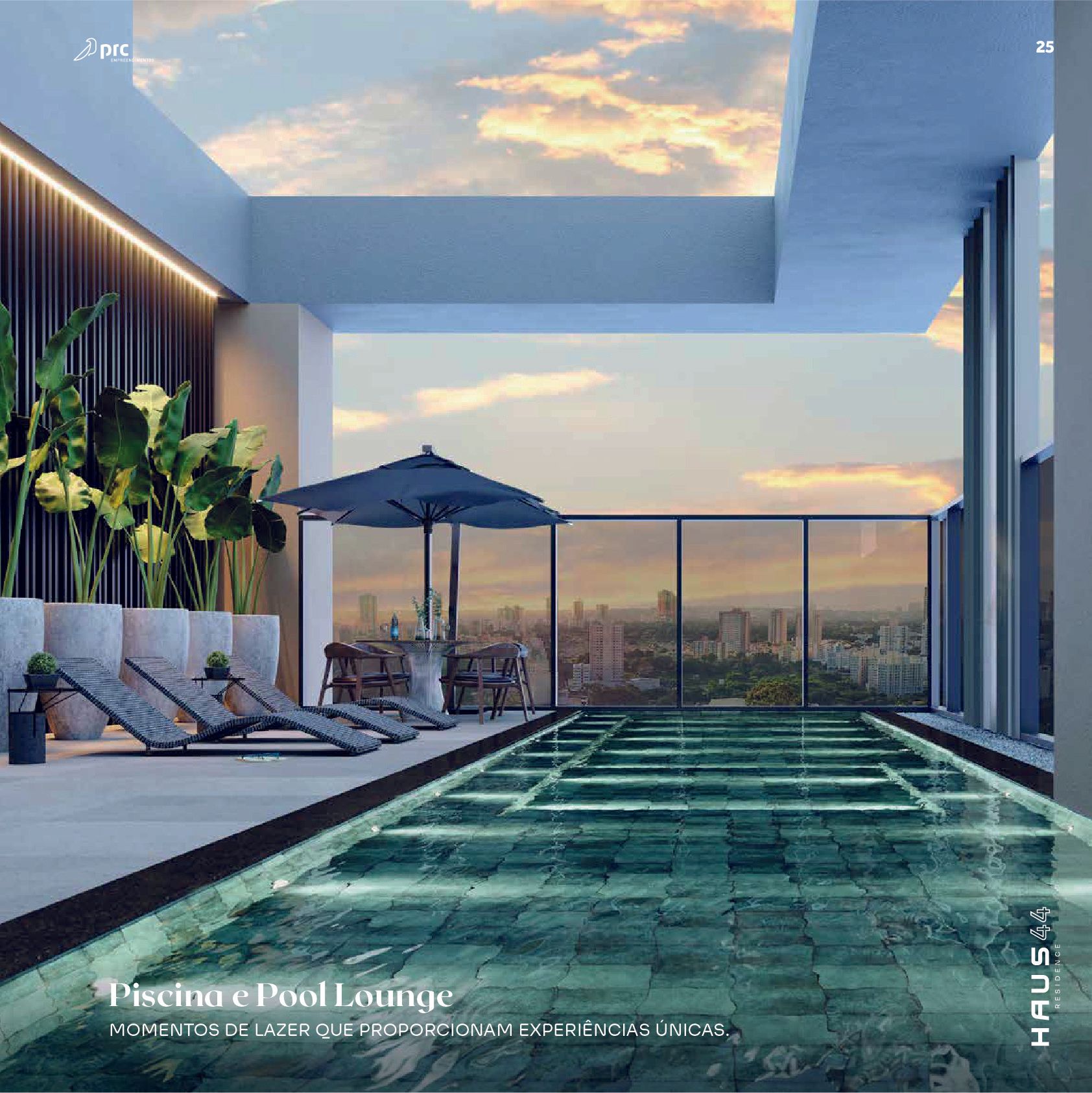 Lounge na cobertura com espreguiçadeiras, guarda-sol e vista para a cidade ao pôr do sol. A piscina tem luzes verdes brilhantes.