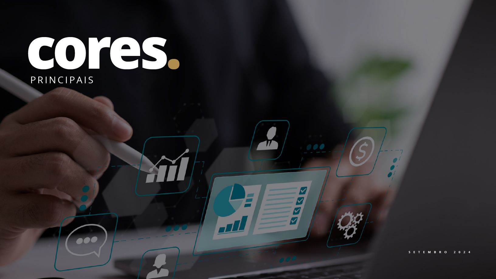 Uma pessoa está segurando uma caneta em frente a um laptop.