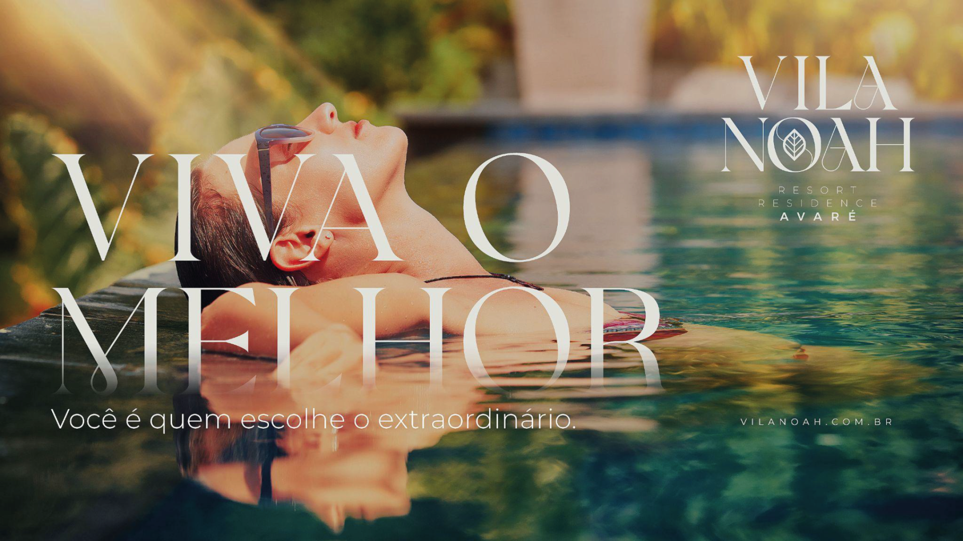 Uma mulher está flutuando de costas em uma piscina.