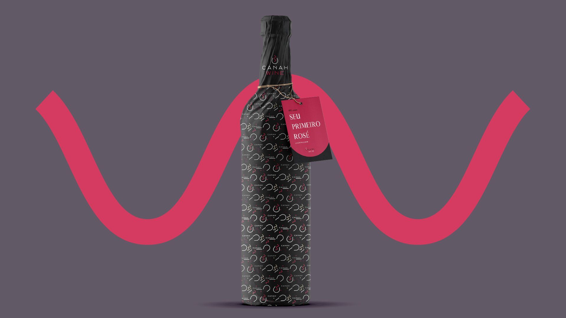 Garrafa de vinho com superfície texturizada preta e manchas brancas, etiqueta vermelha, sobre uma linha vermelha ondulada e fundo roxo.