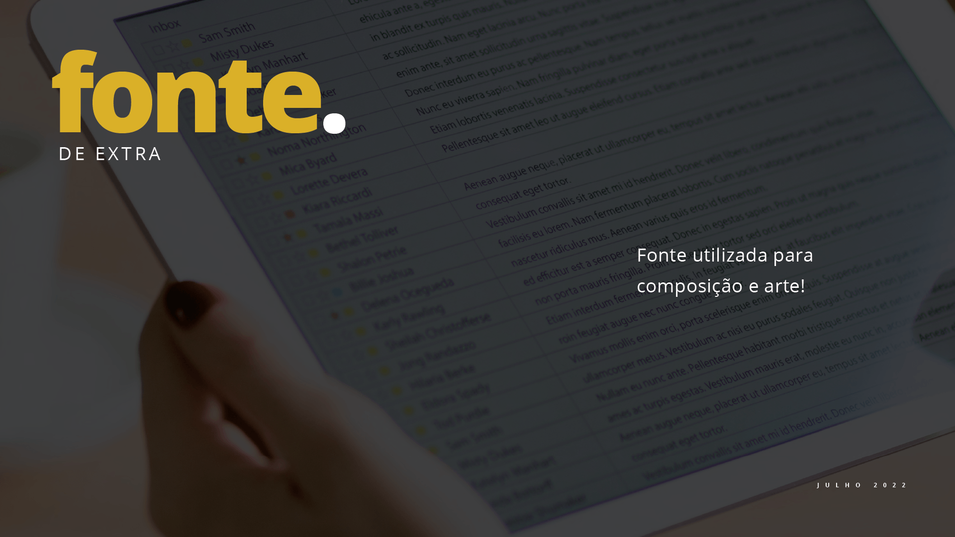 Uma pessoa está segurando um tablet com a palavra fonte escrita nele.