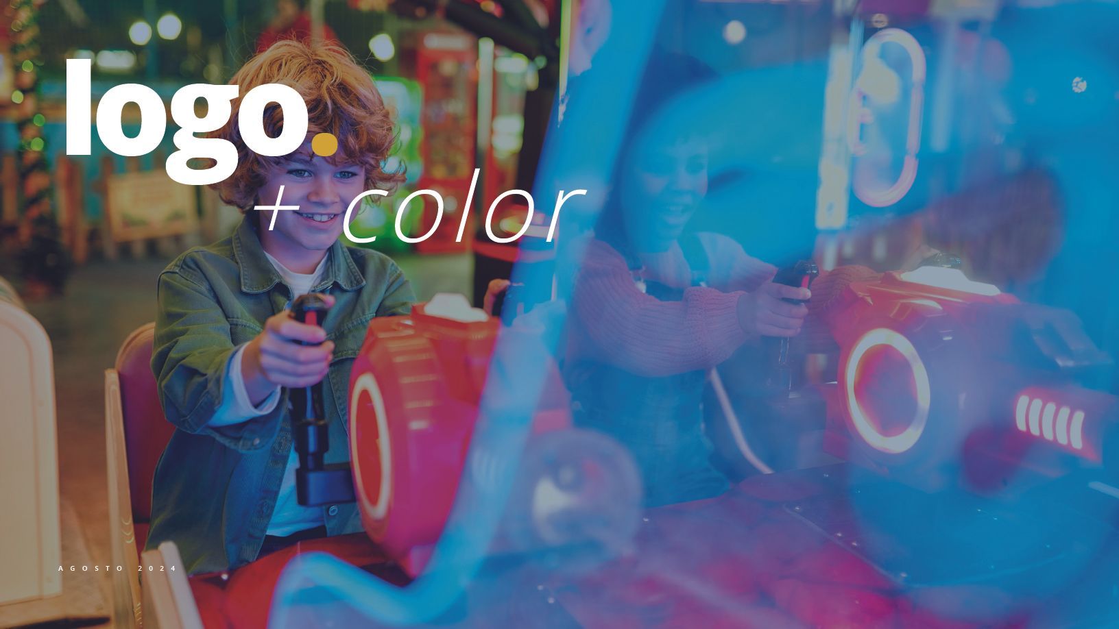 Menino jogando videogame em um fliperama, segurando um joystick. As cores azul e vermelho dominam a cena.