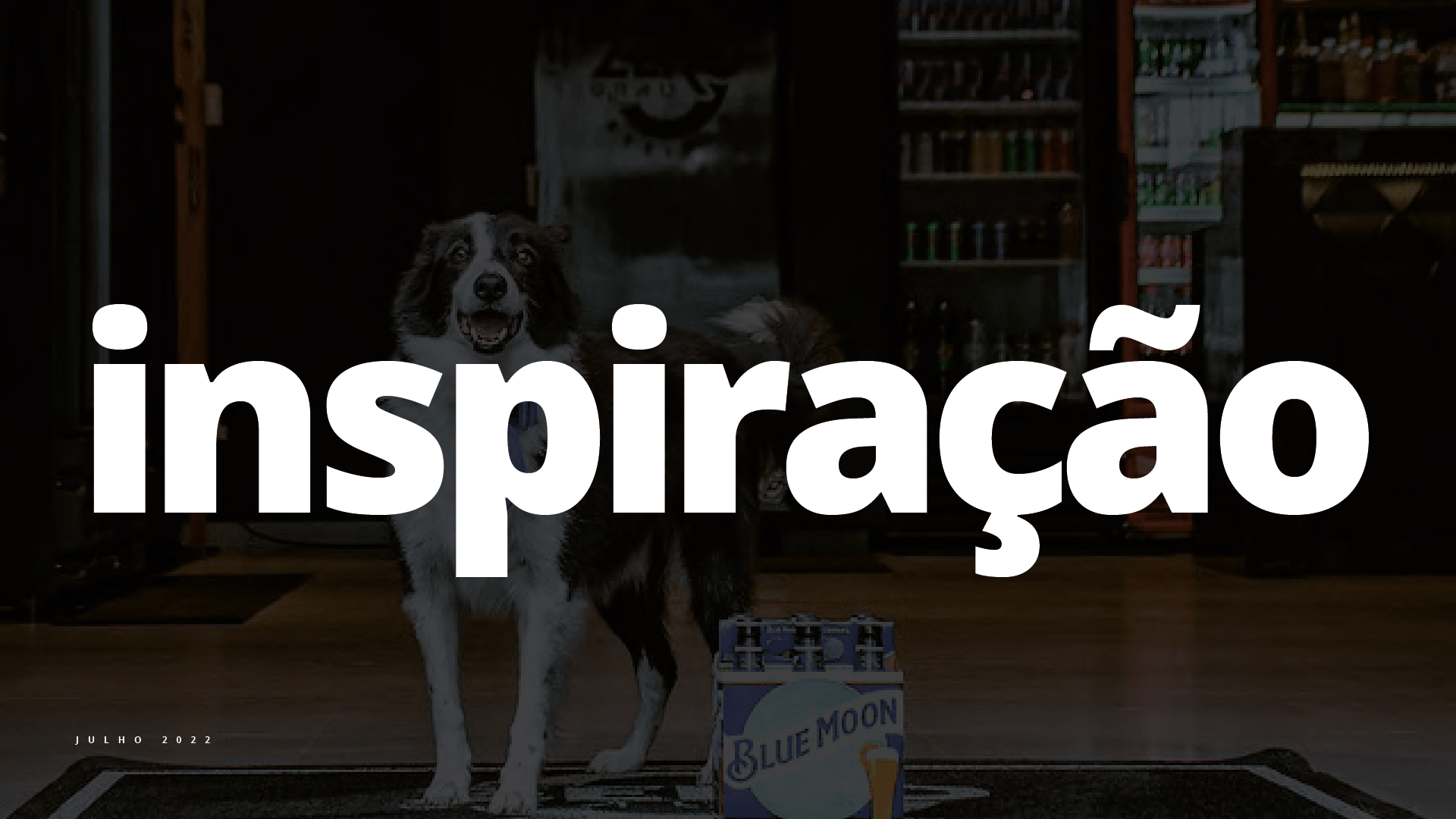 Um cachorro preto e branco parado ao lado de uma placa que diz inspiração