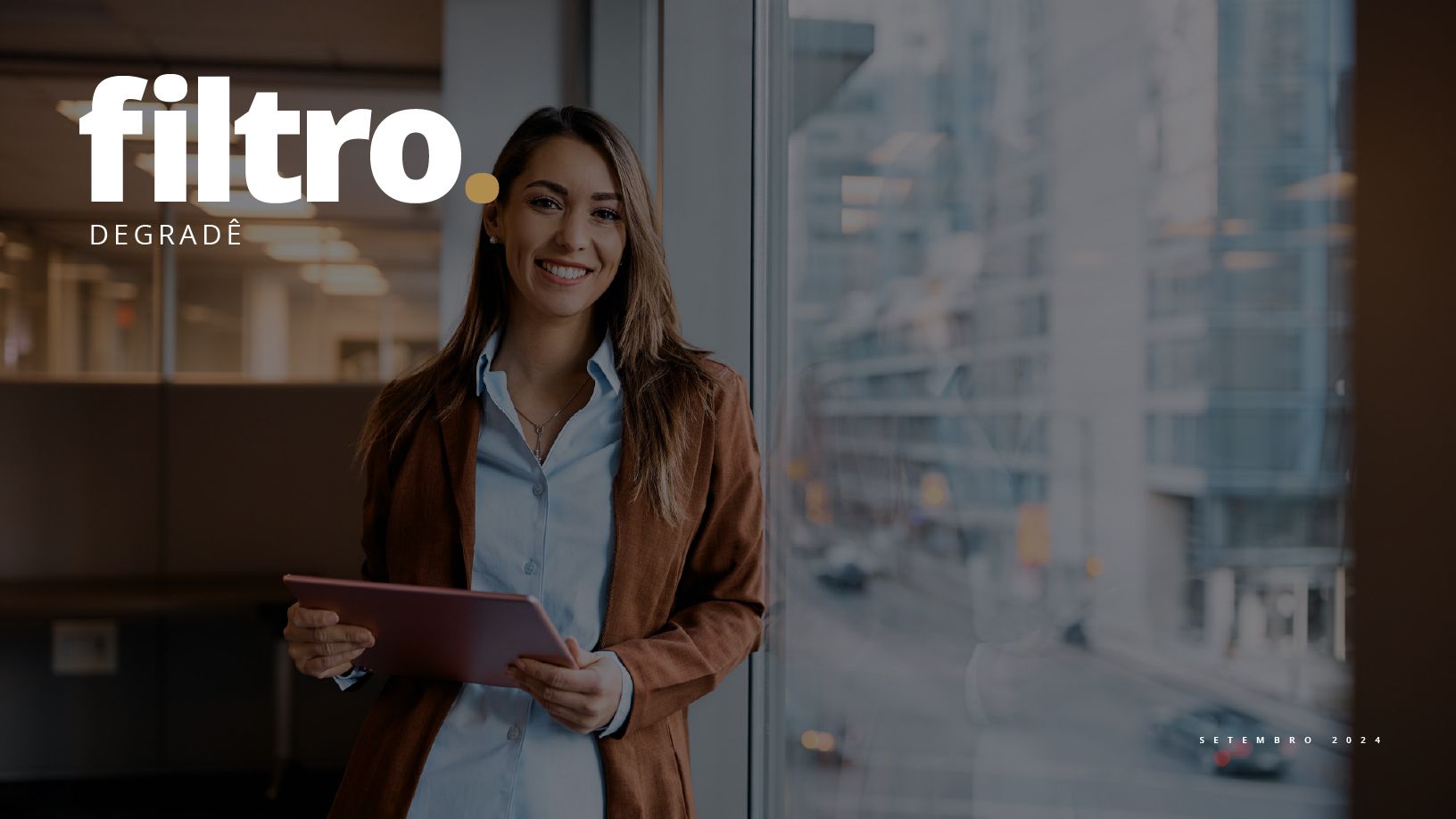 Uma mulher está parada em frente a uma janela segurando um tablet.