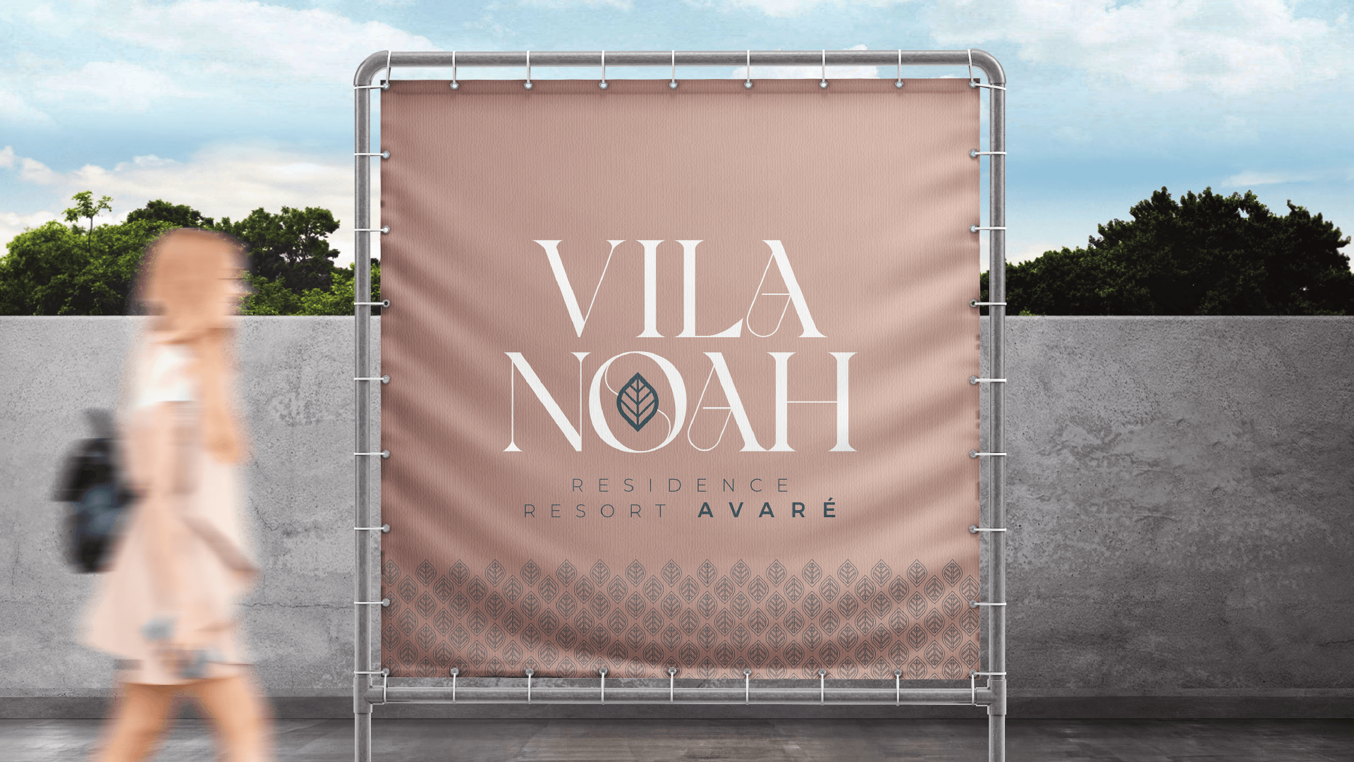 Uma mulher está passando por uma placa que diz vila nom ii.