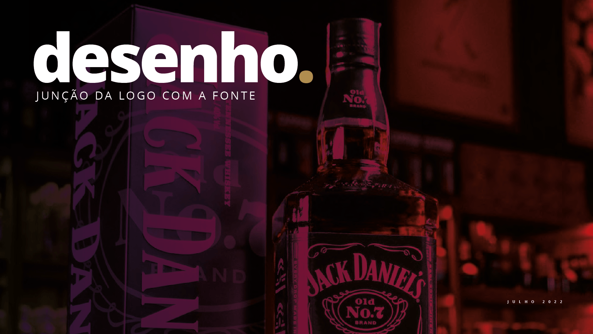 Uma garrafa de uísque jack daniel está ao lado de uma caixa.