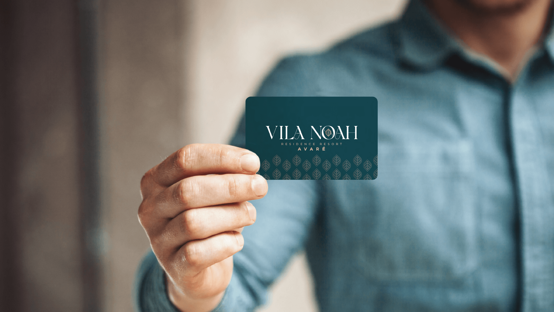 Um homem está segurando uma carta que diz vila noah