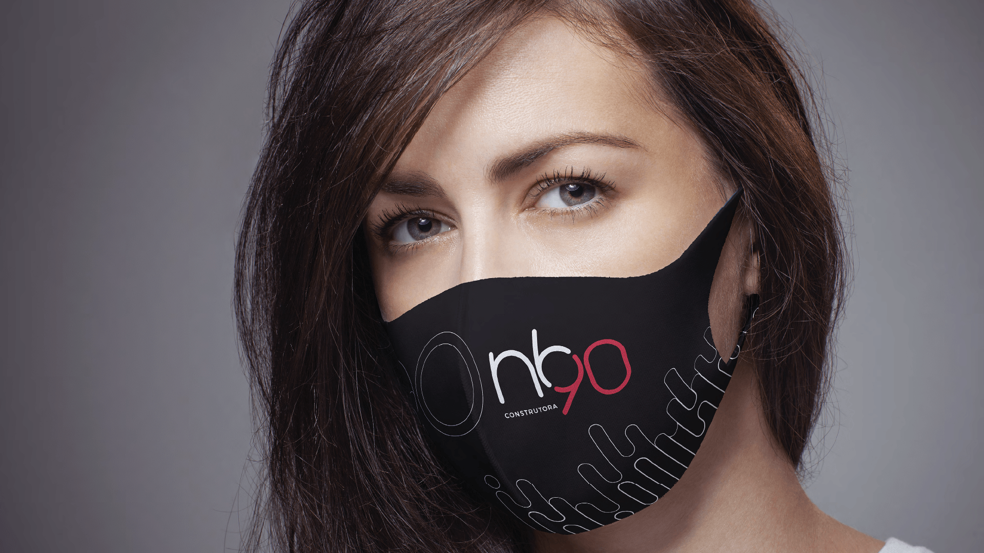 Mulher usando uma máscara facial preta com o logotipo