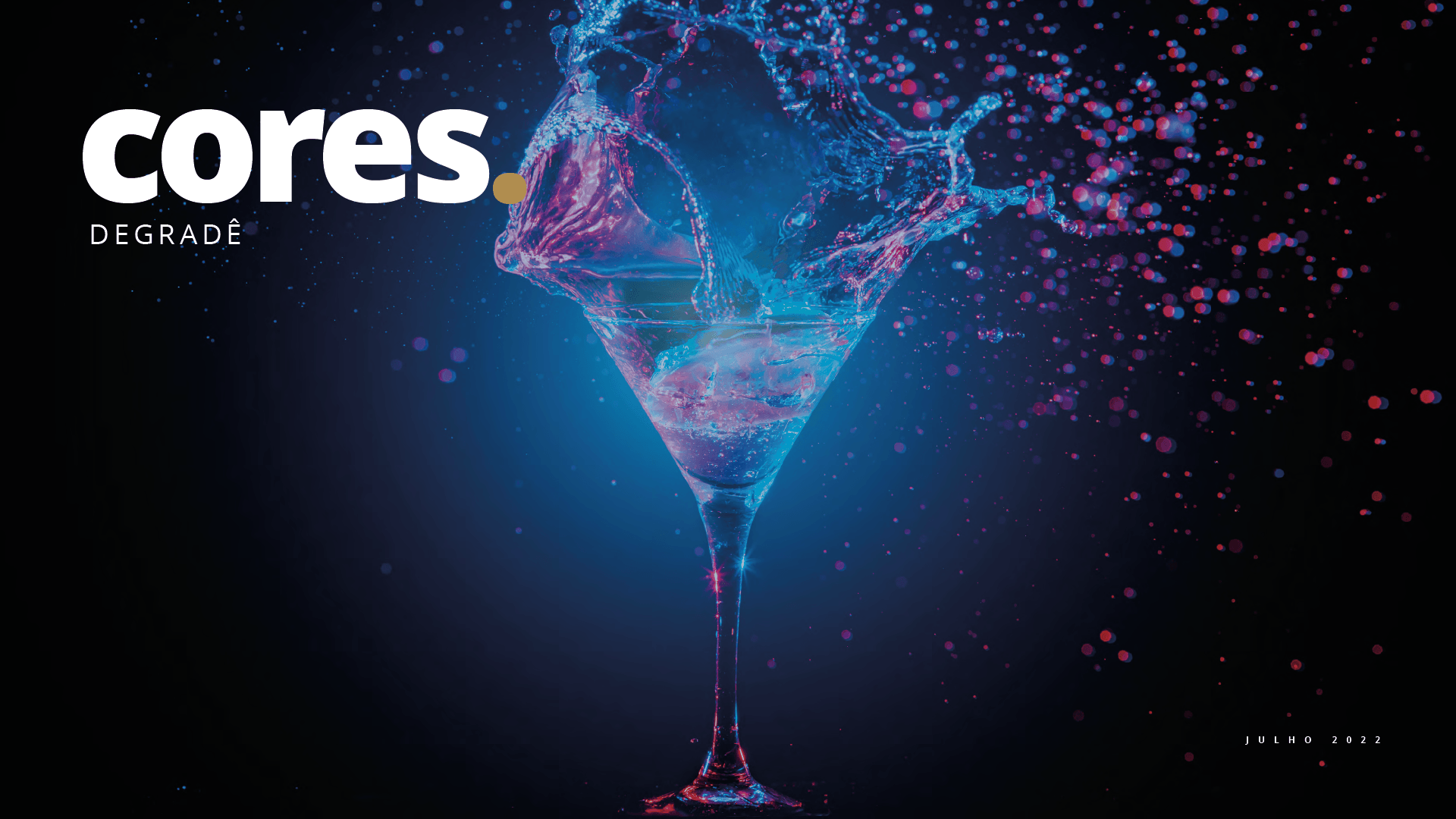 Uma taça de martini com água espirrando sobre um fundo preto.