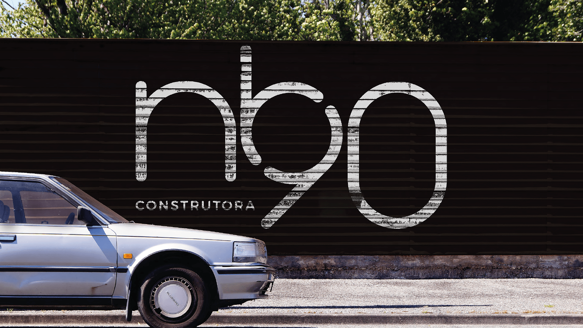 Um outdoor com o logotipo