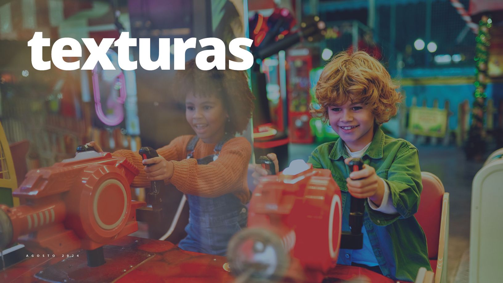 Duas crianças jogam fliperama em um parque de diversões. Uma sorri, segurando uma arma de brinquedo; a outra aparece em um reflexo desfocado.