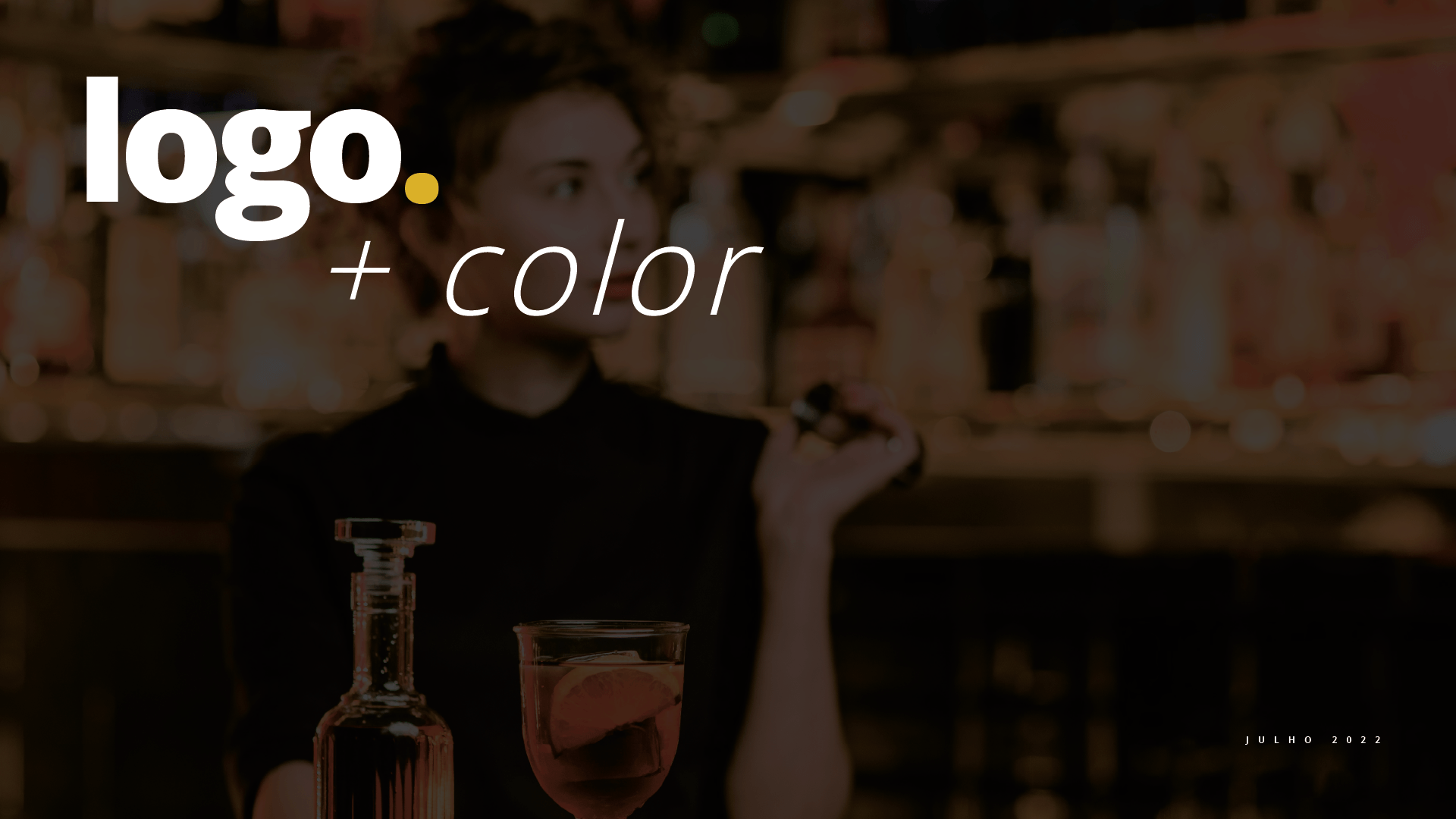 Um barman está segurando uma garrafa de álcool e uma taça de vinho.