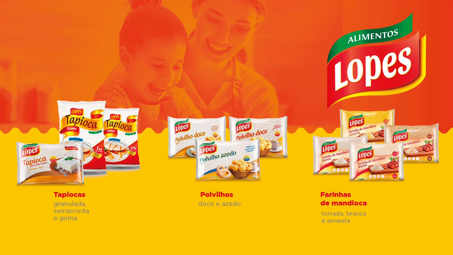 Uma mulher segura uma criança em frente a uma vitrine de produtos Lopez