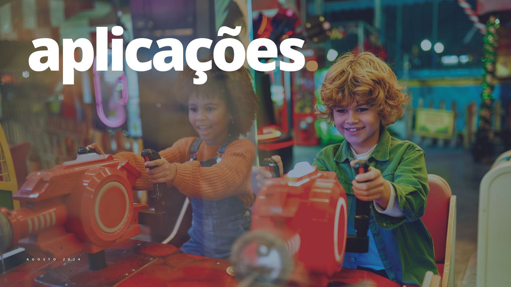 Menino e menina brincando de fliperama com veículos vermelhos, sorrindo.