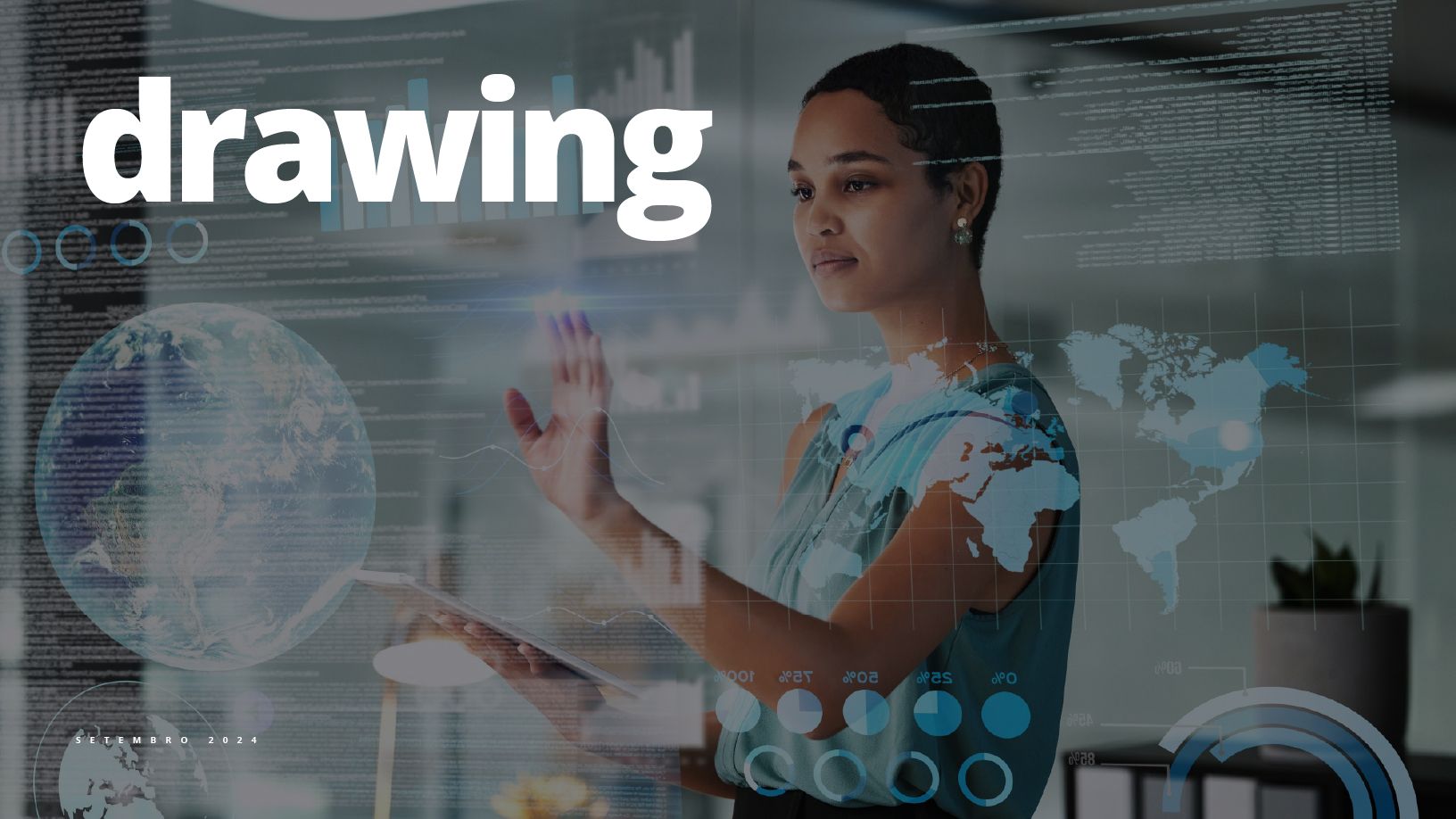 Uma mulher está parada em frente a uma tela com a palavra desenho nela.