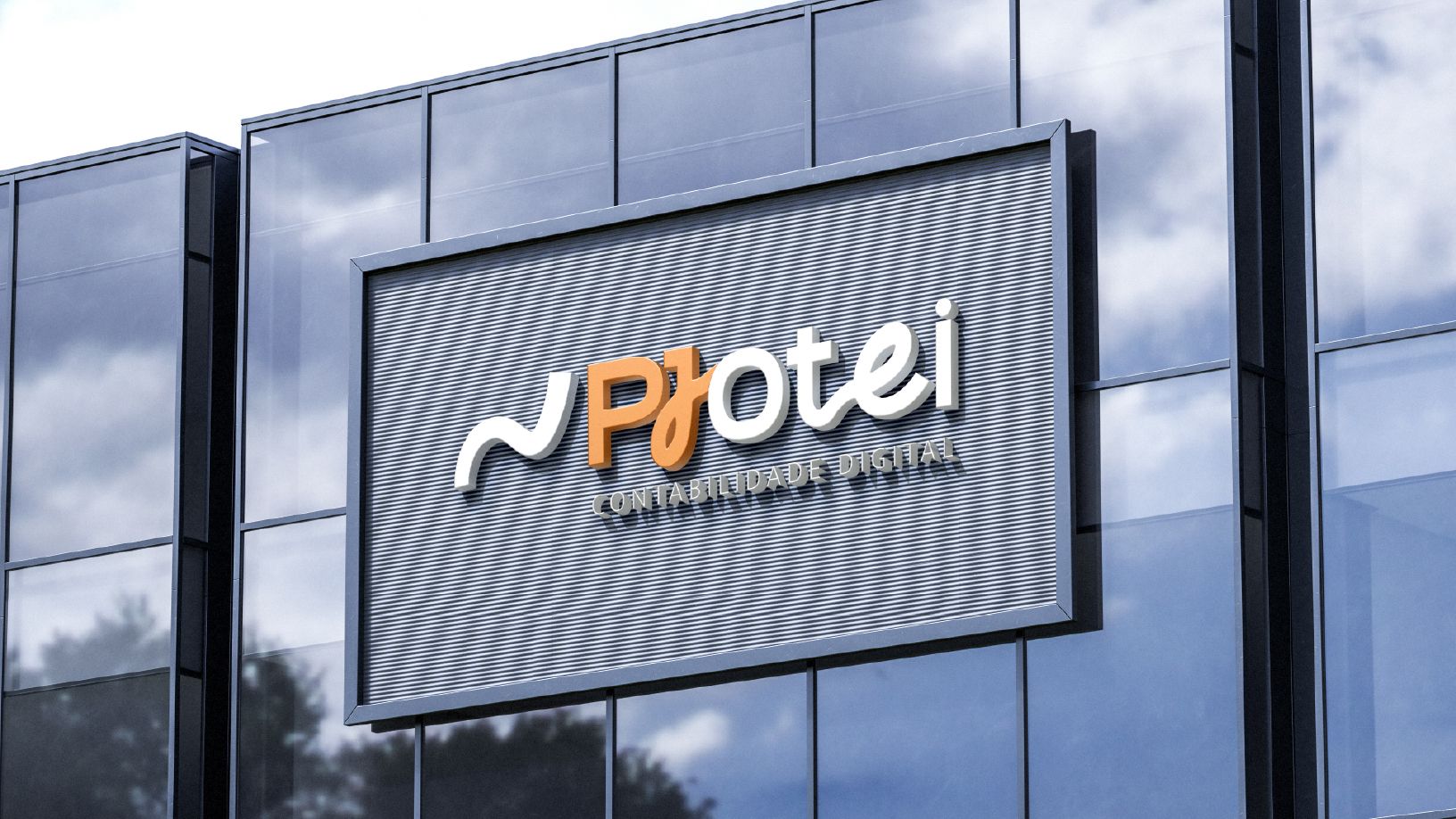 Placa de hotel em um prédio com painéis de vidro; a placa diz