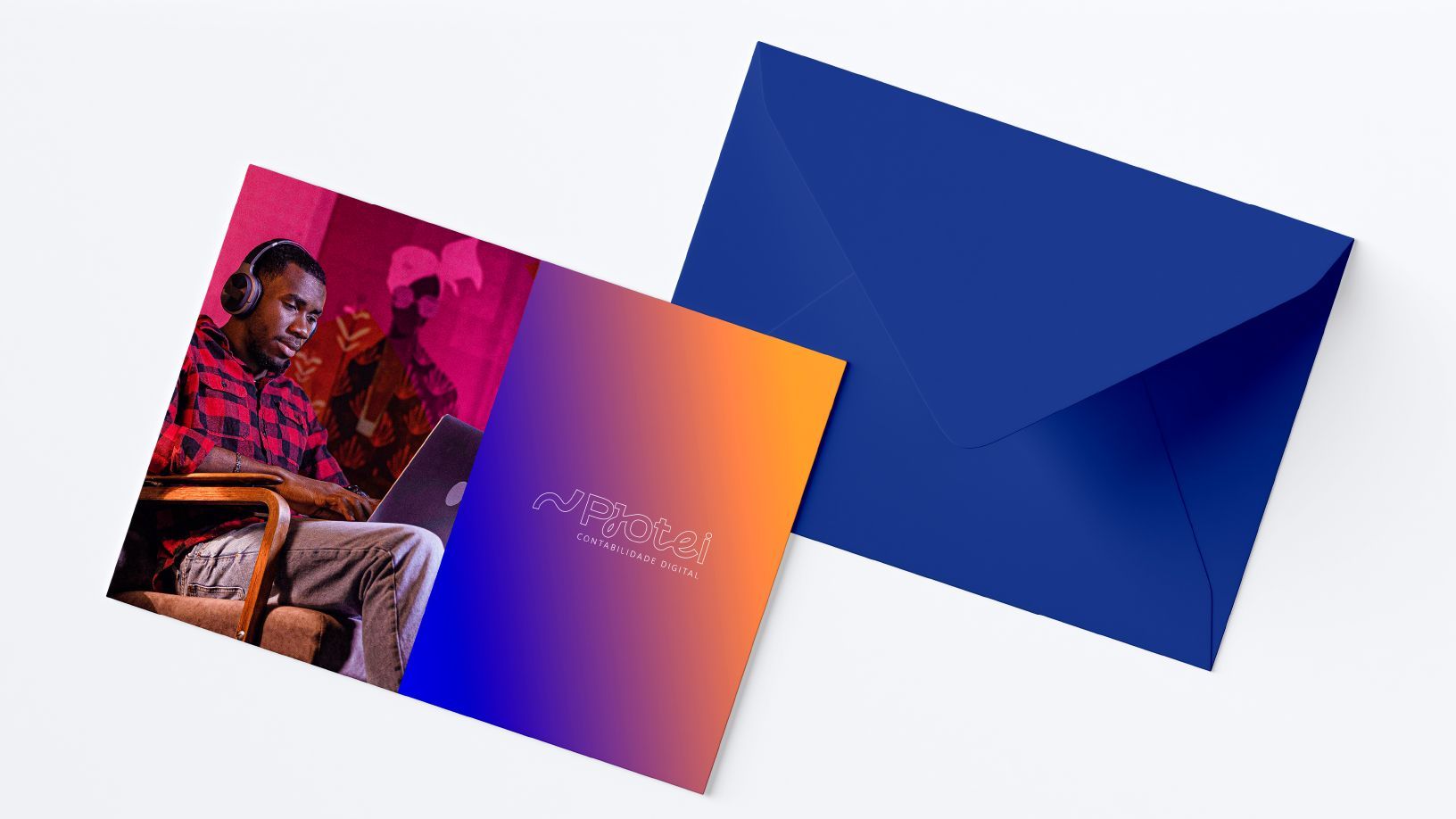 Um envelope azul com a foto de um homem sentado em uma cadeira usando um laptop.