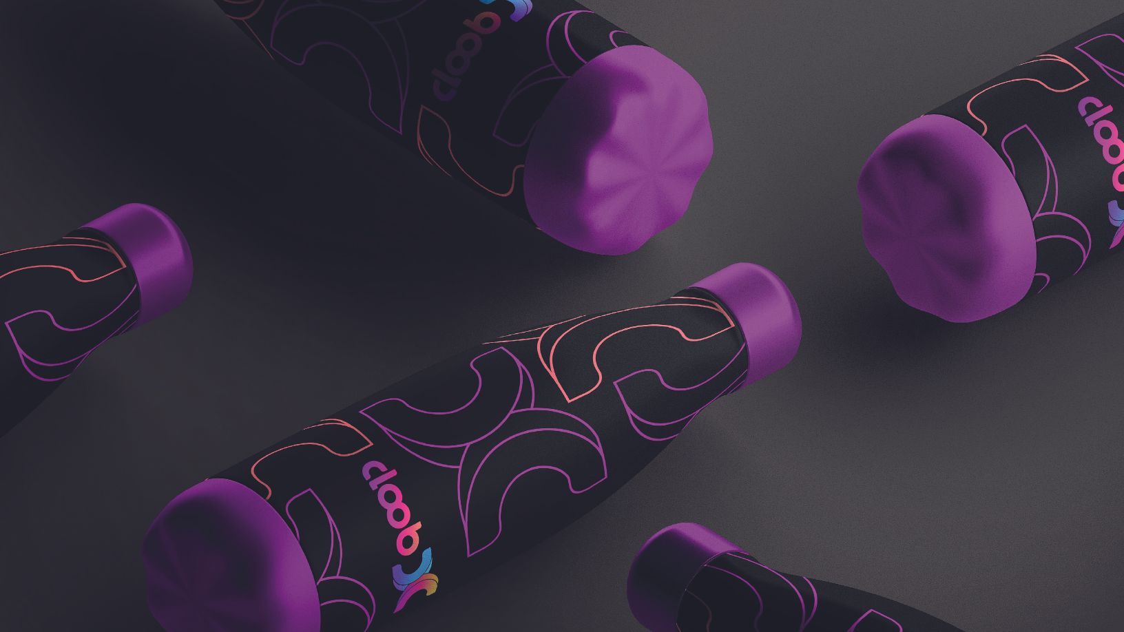 Garrafas de água pretas com tampas roxas e desenhos rosa neon espalhados em um fundo escuro.