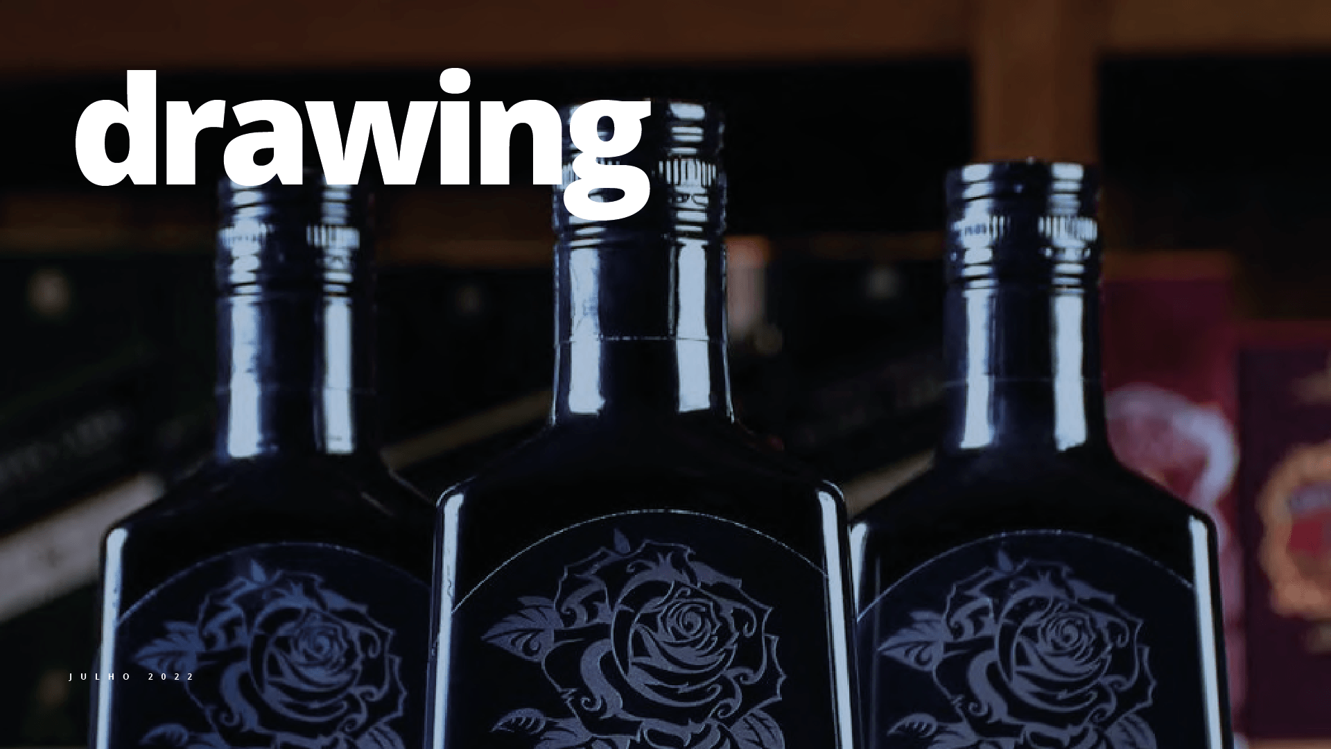 Três garrafas pretas com rosas e o desenho da palavra acima delas