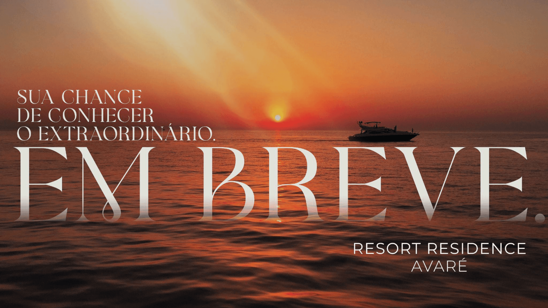 Um anúncio de residência resort mostra um barco no oceano ao pôr do sol
