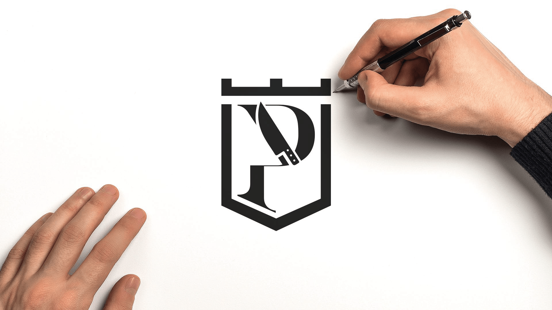 Desenho à mão de um logotipo em preto e branco de um escudo com um castelo no topo e a letra