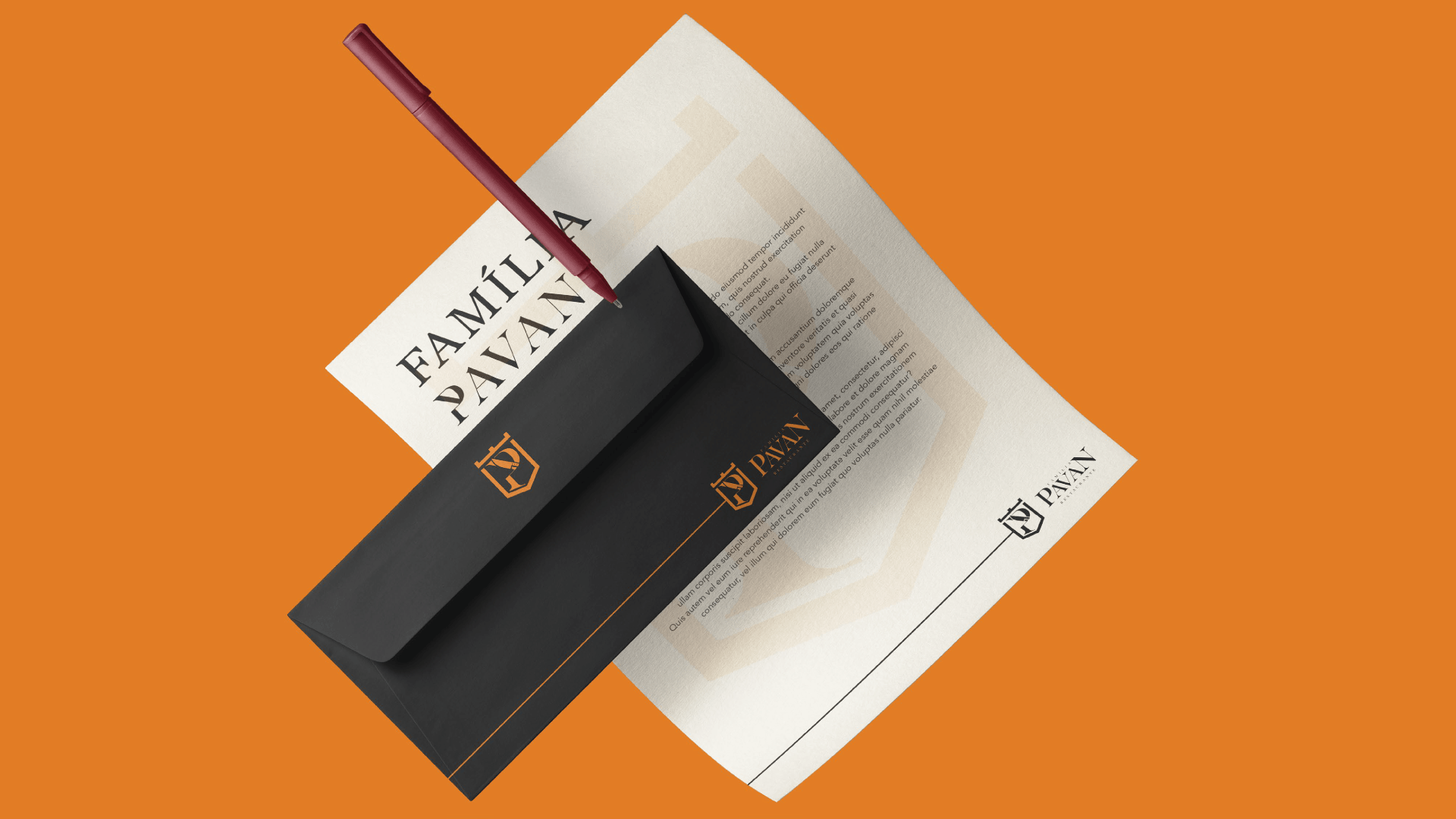 Um envelope preto e um documento impresso com uma caneta sobre um fundo laranja. O envelope e o documento têm logotipos.