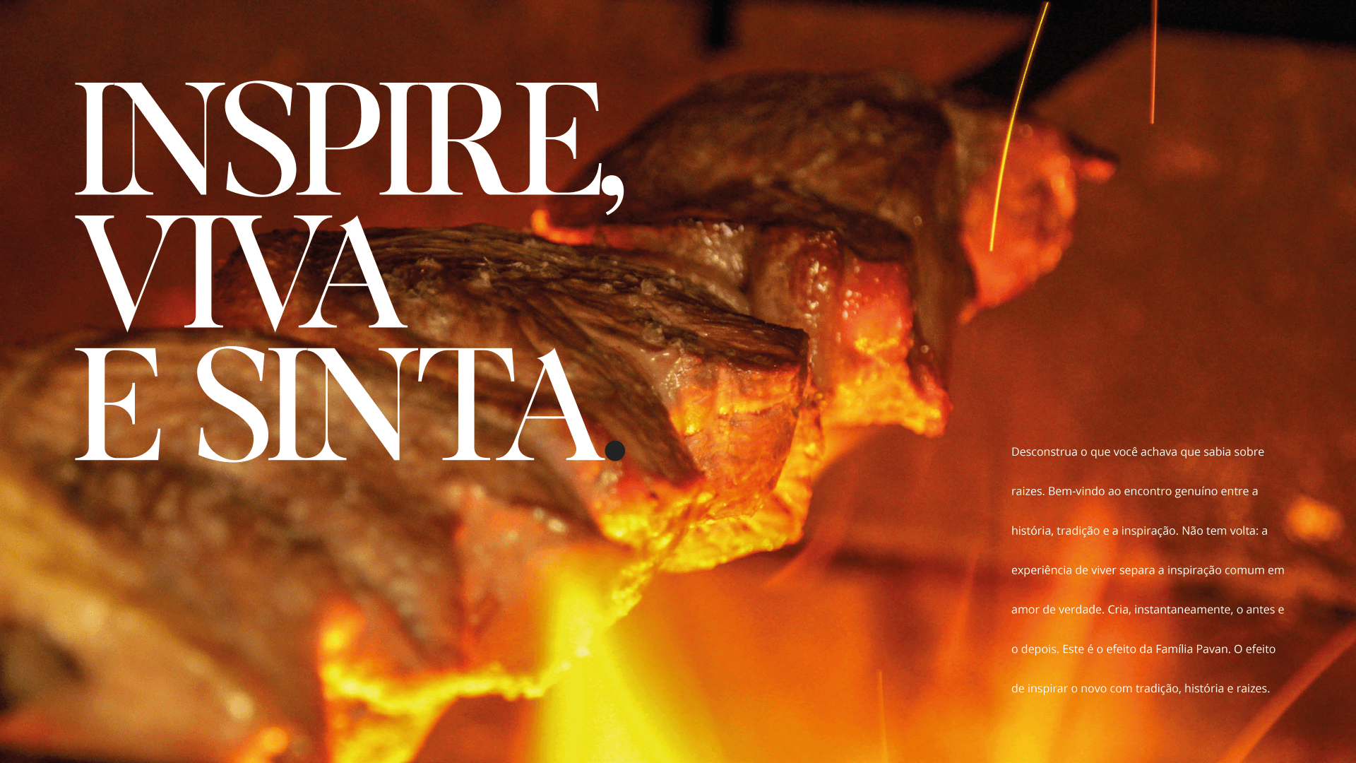 Close-up de carne assando em fogo aberto, com texto: