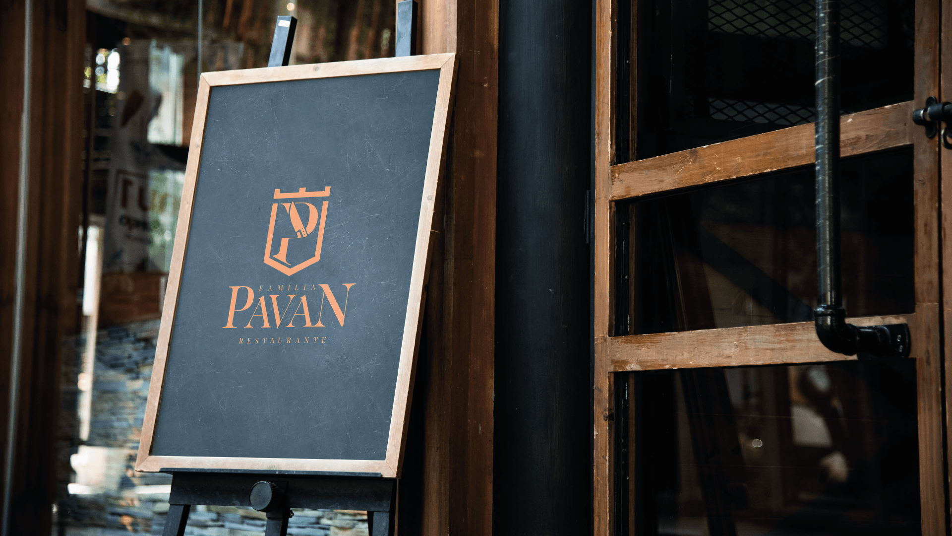 Uma placa de giz do lado de fora da entrada de um restaurante com os dizeres