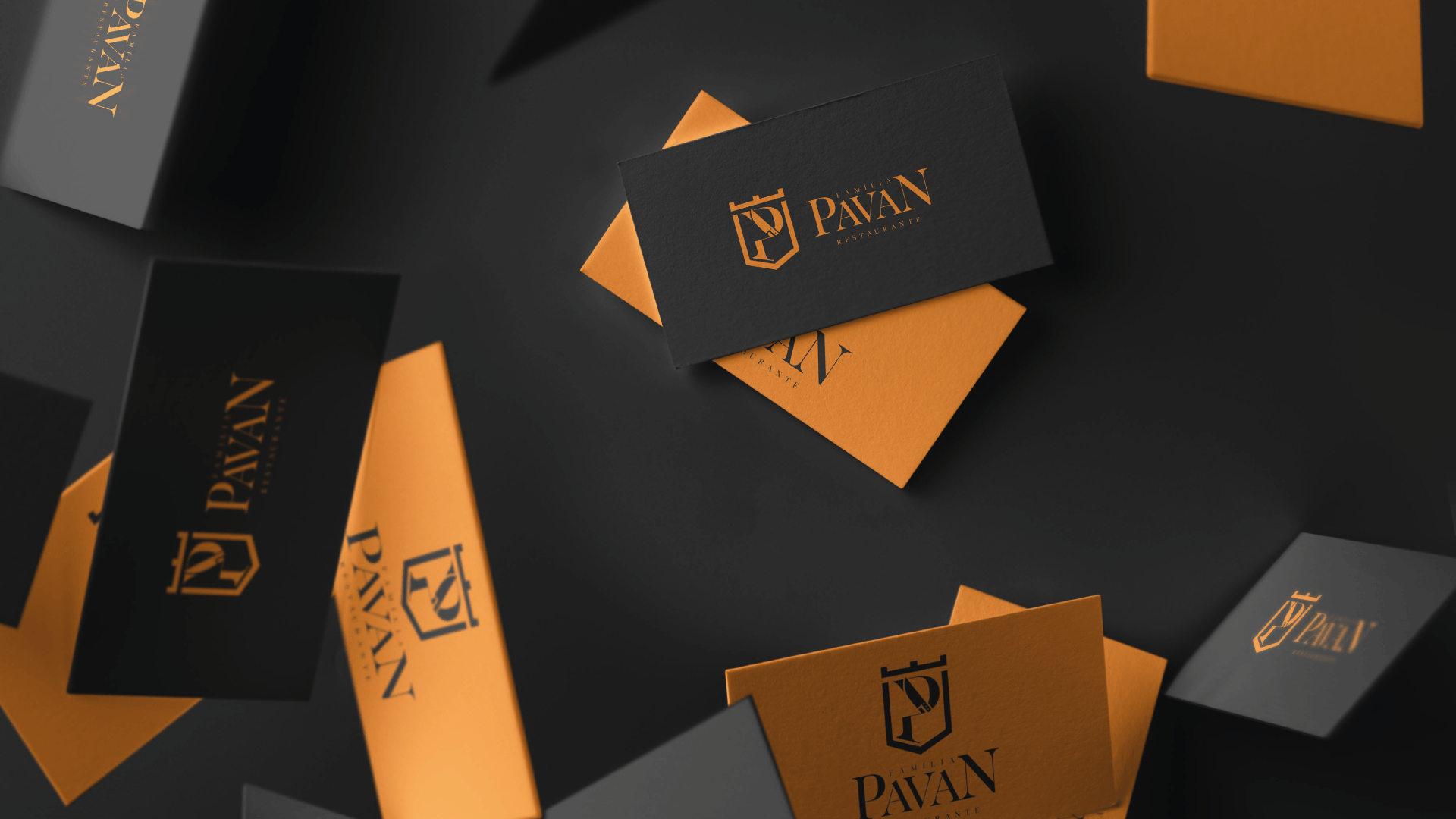 Cartões de visita pretos e dourados com o logotipo